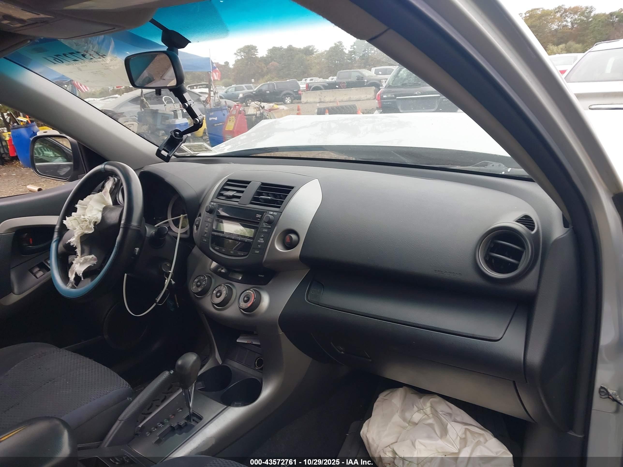 TOYOTA RAV4 image 5