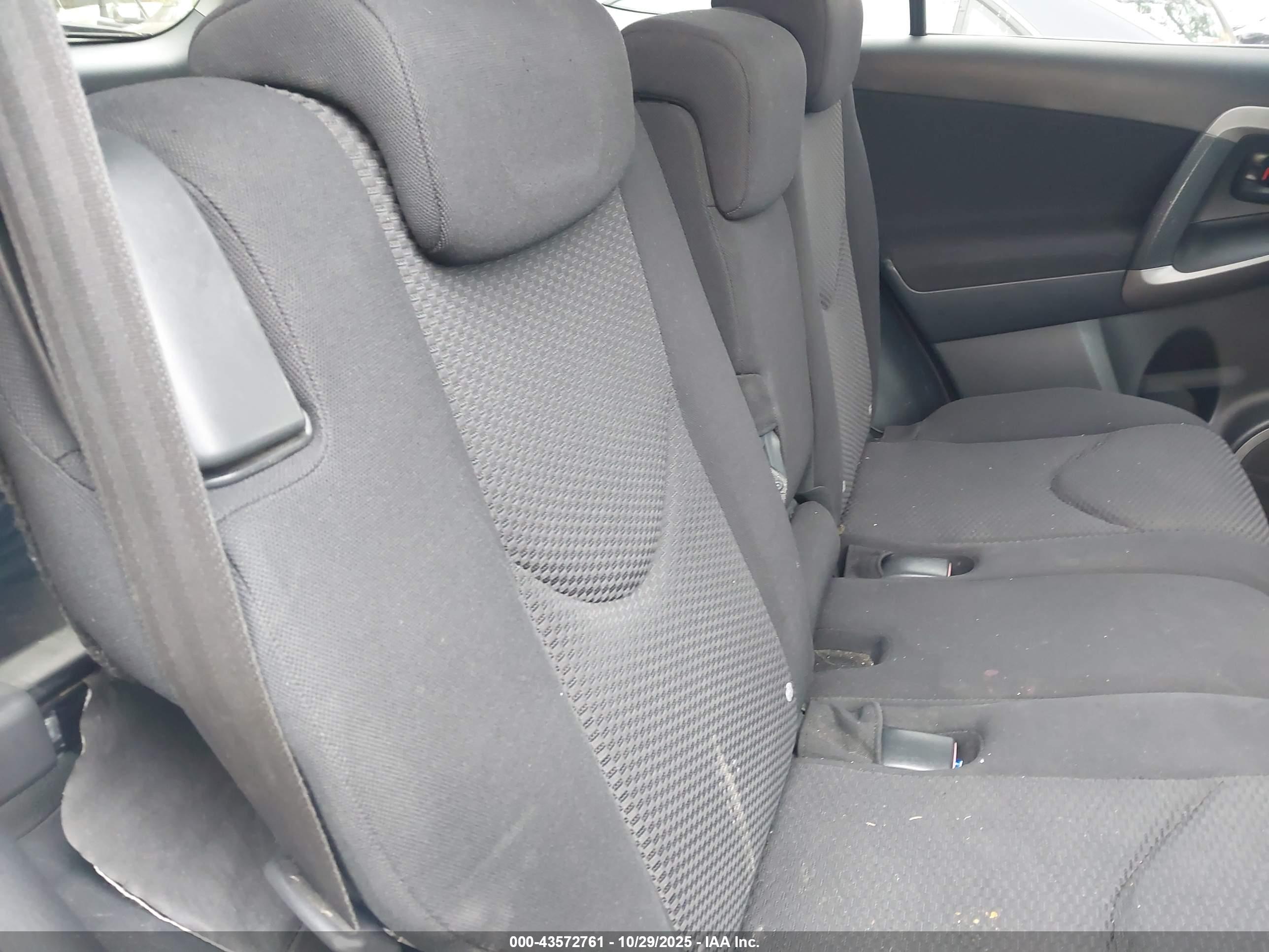 TOYOTA RAV4 image 8