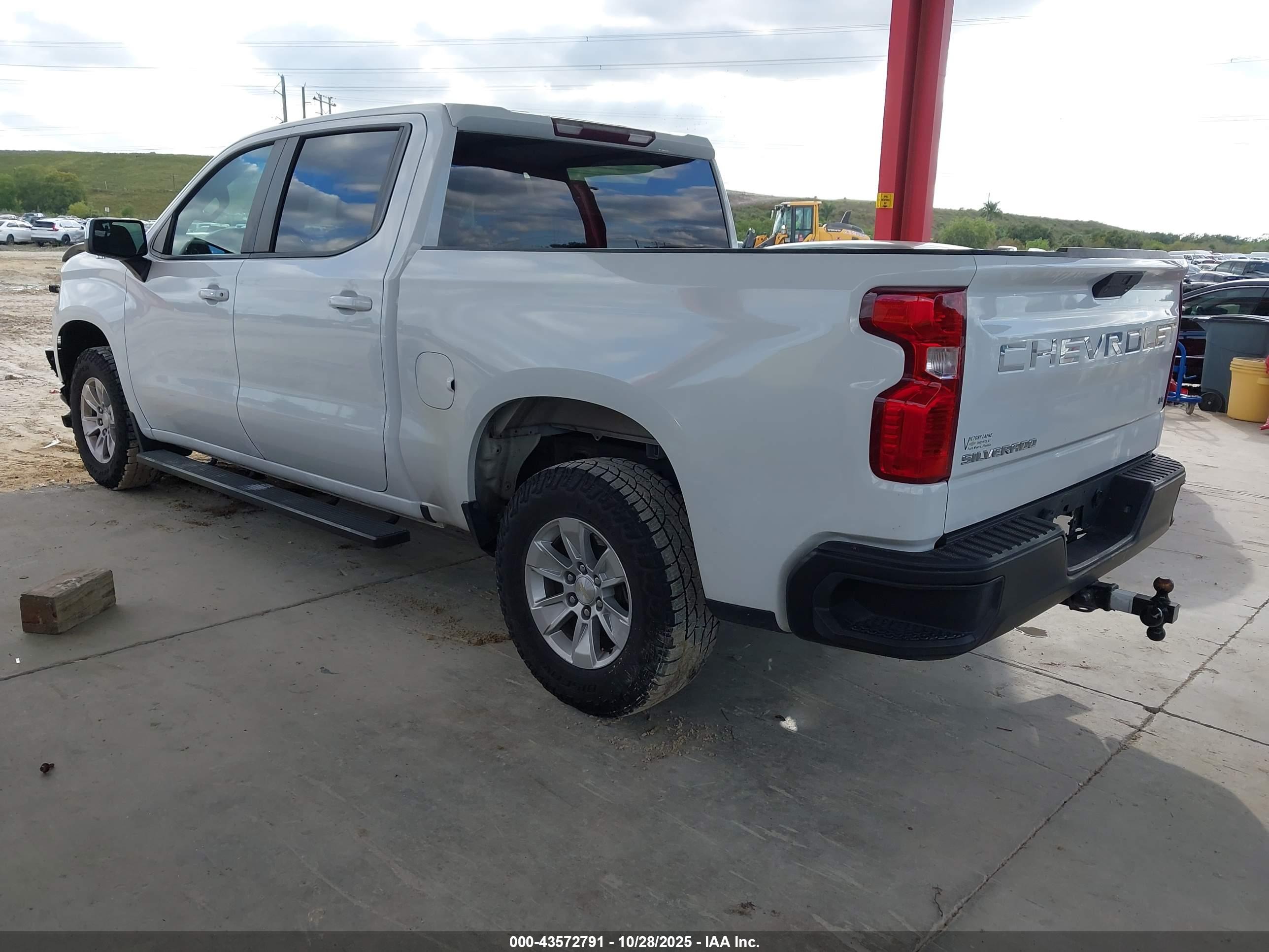 CHEVROLET SILVERADO image 3