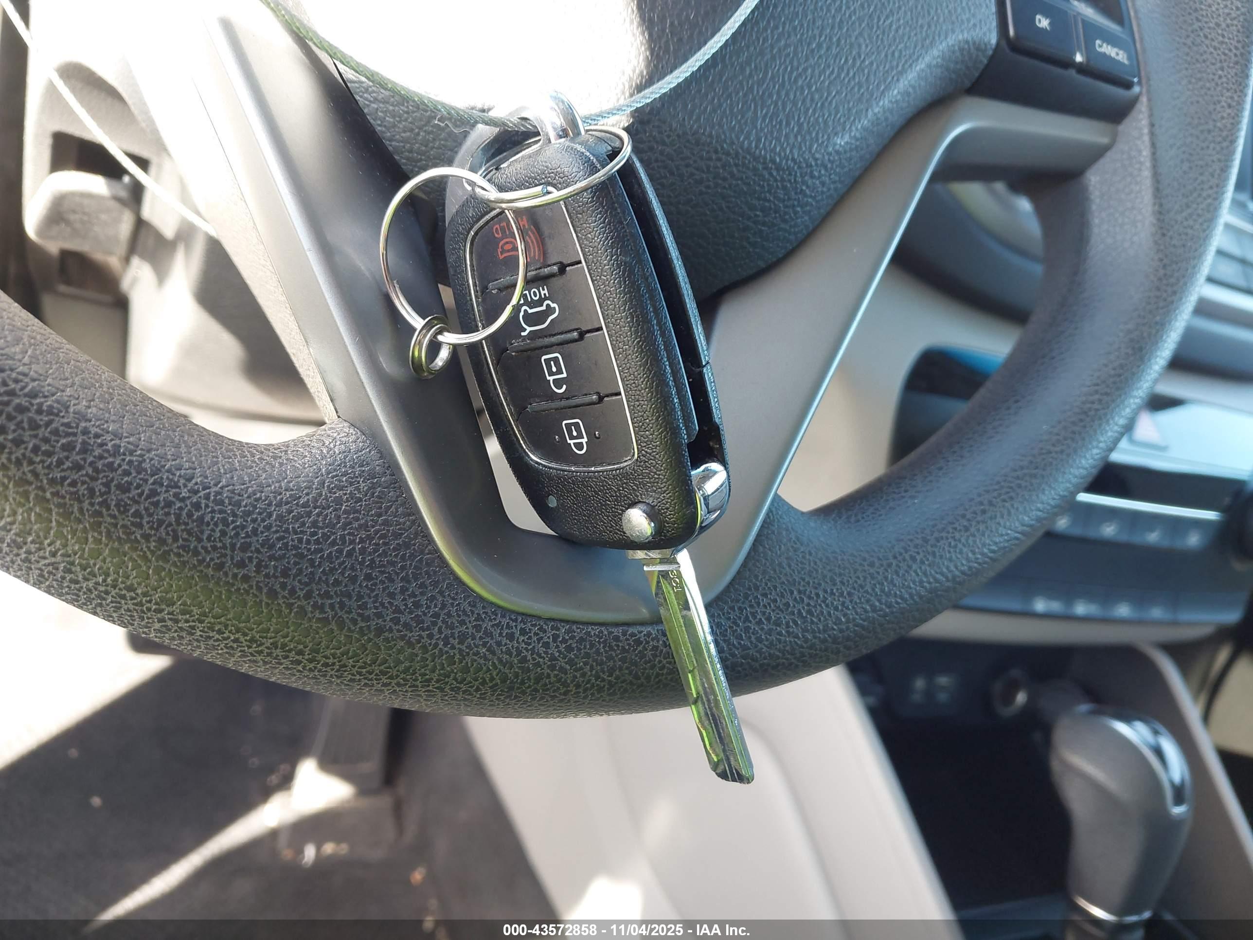 HYUNDAI TUCSON image 11