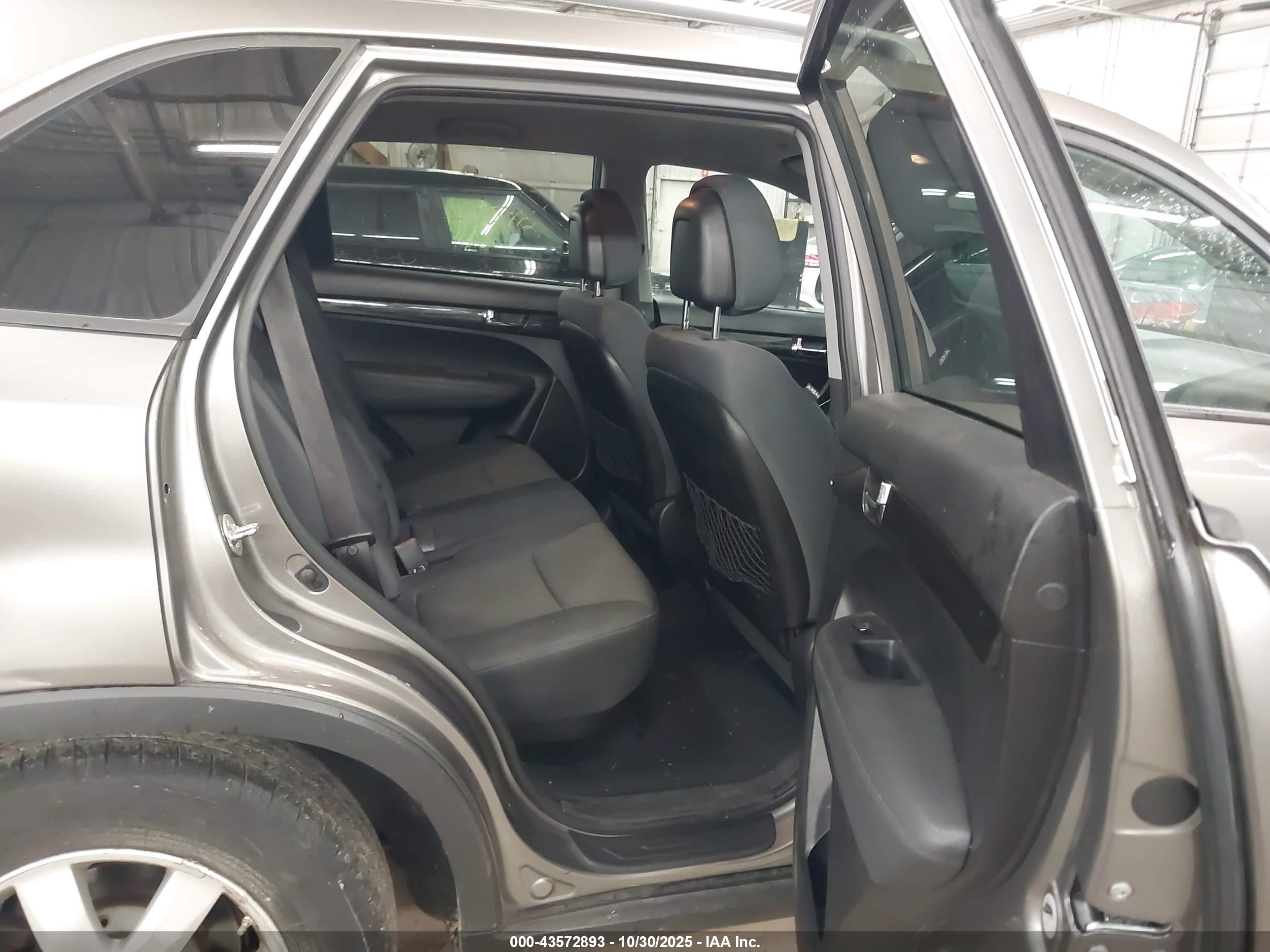KIA SORENTO image 8