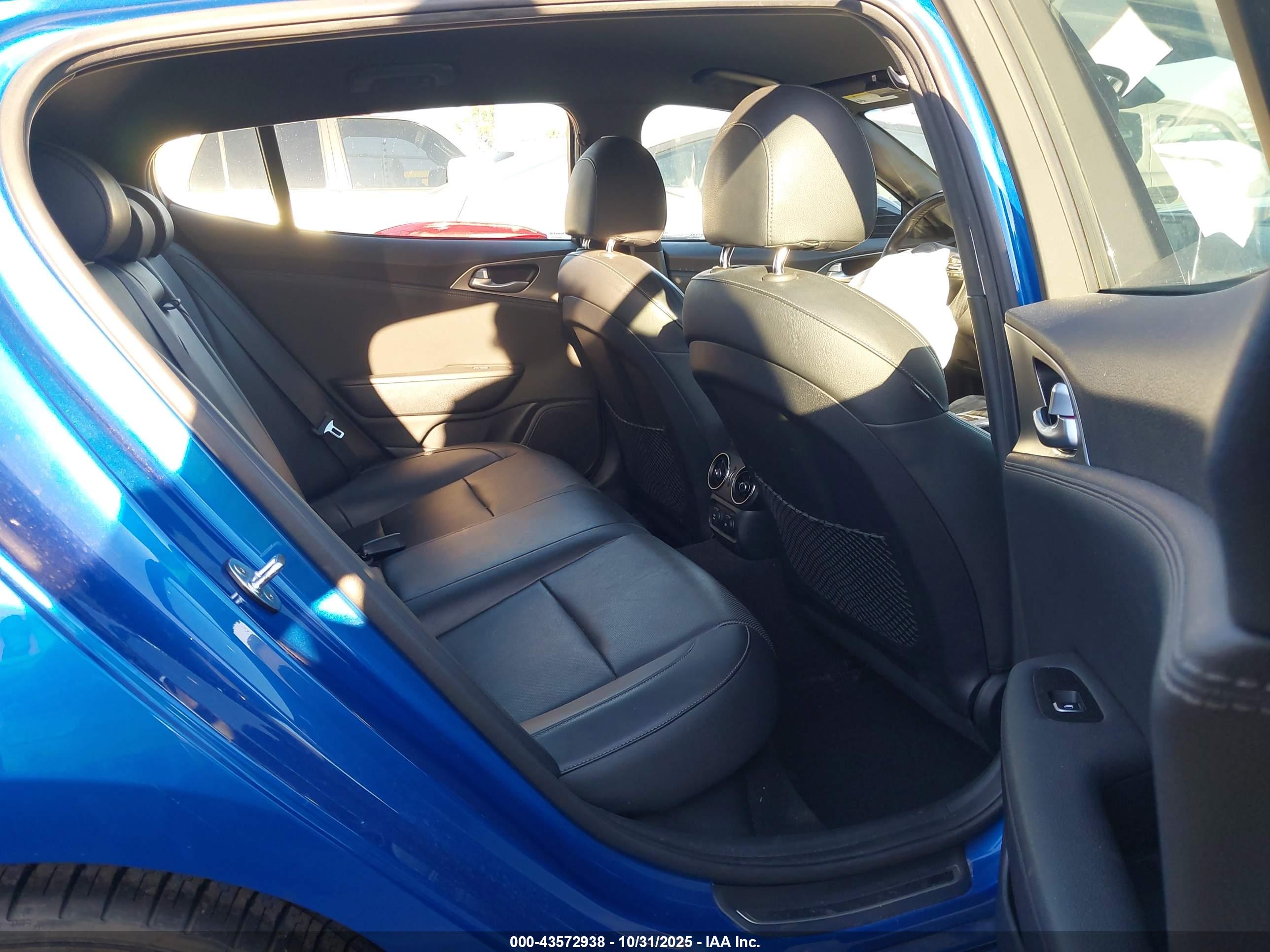 KIA STINGER image 8