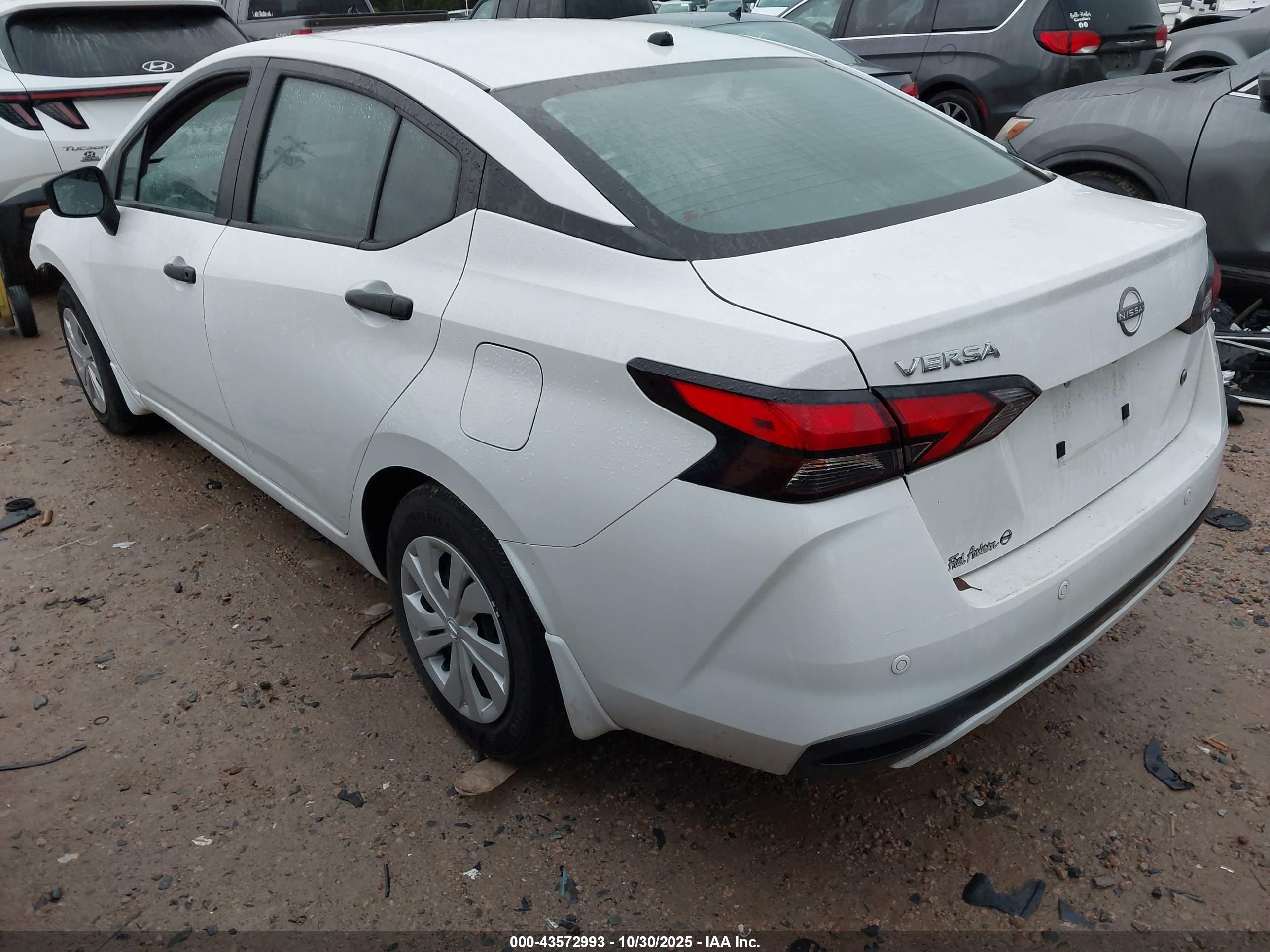 NISSAN VERSA image 3