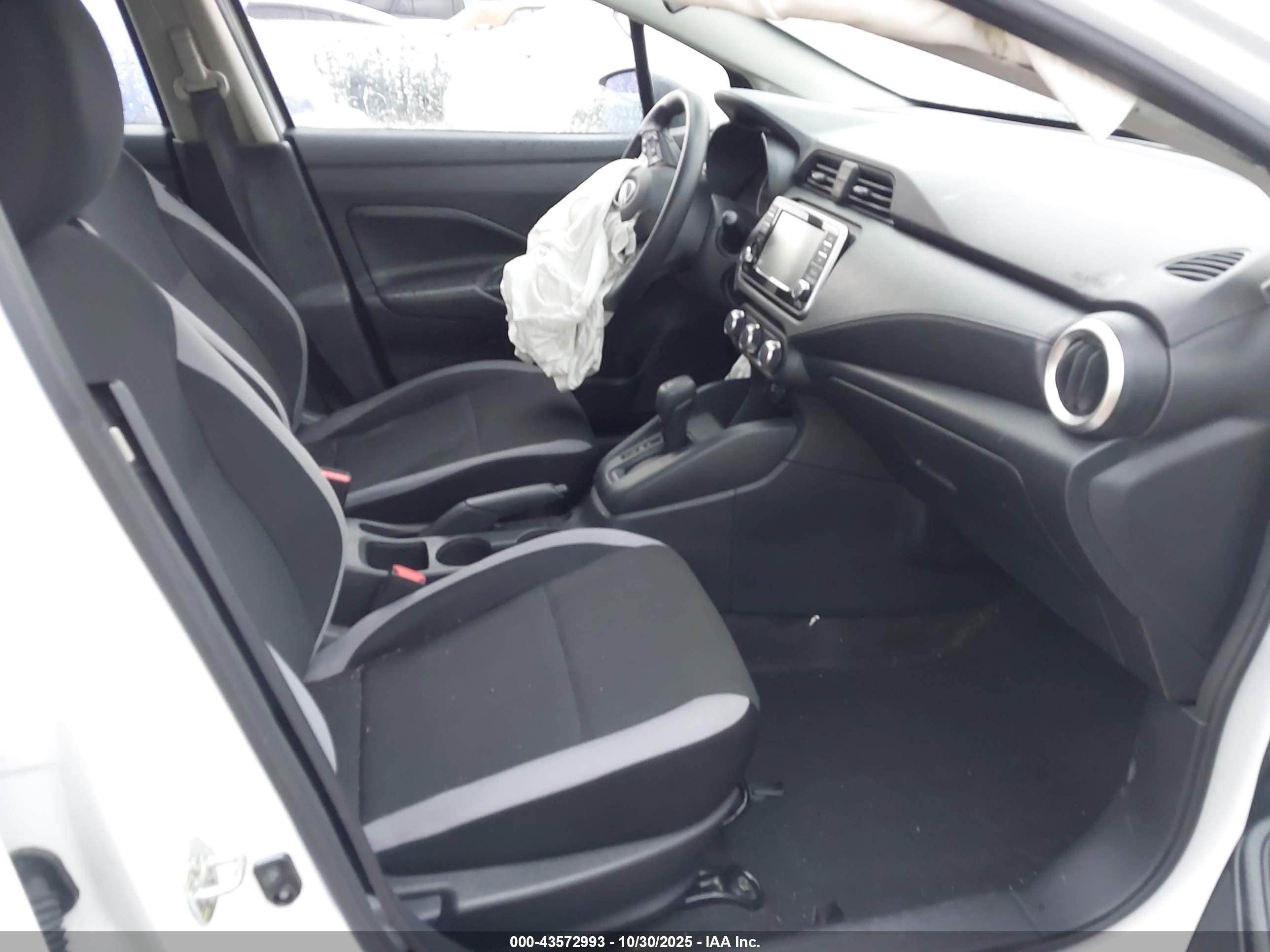 NISSAN VERSA image 5