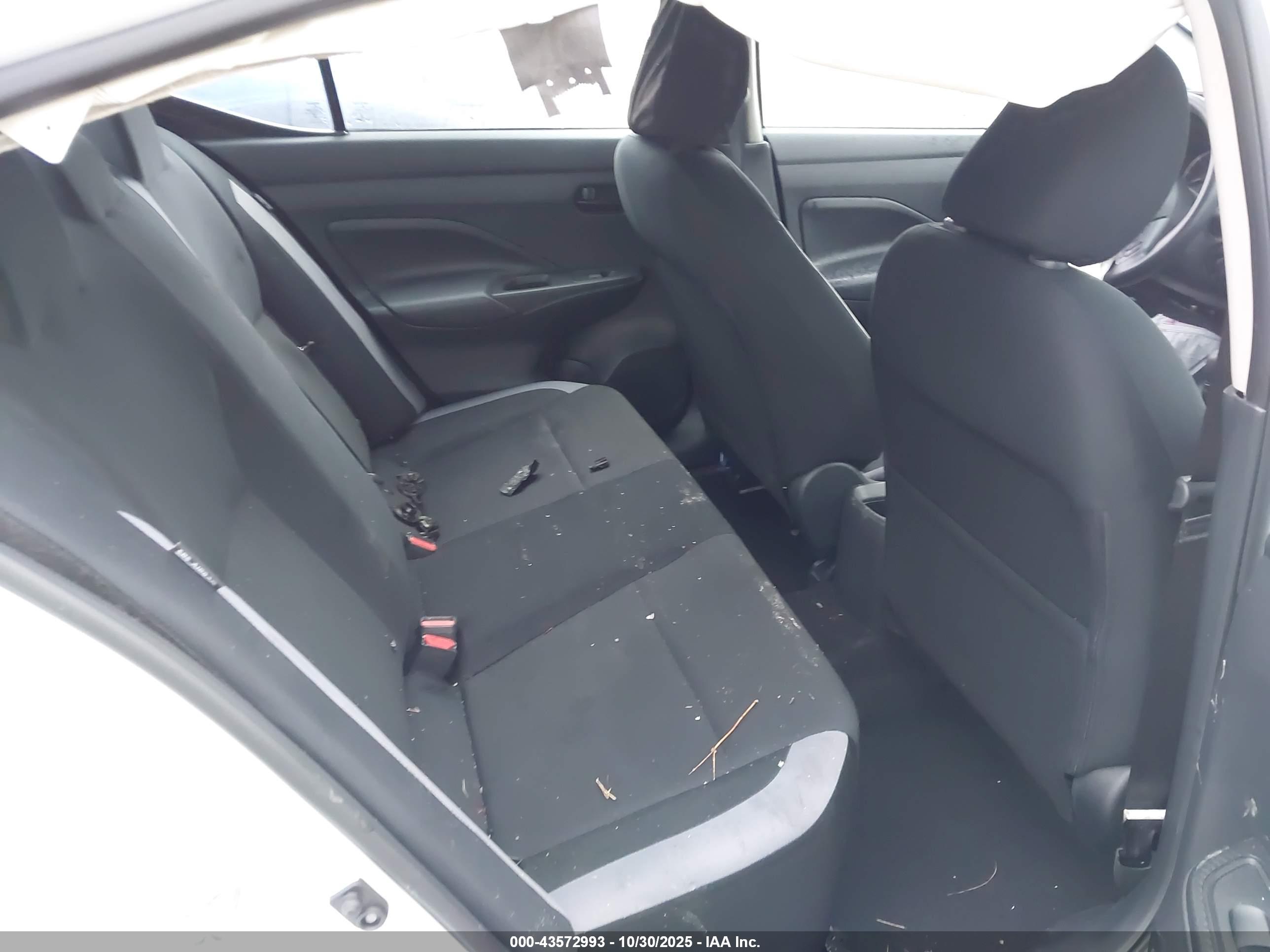 NISSAN VERSA image 8