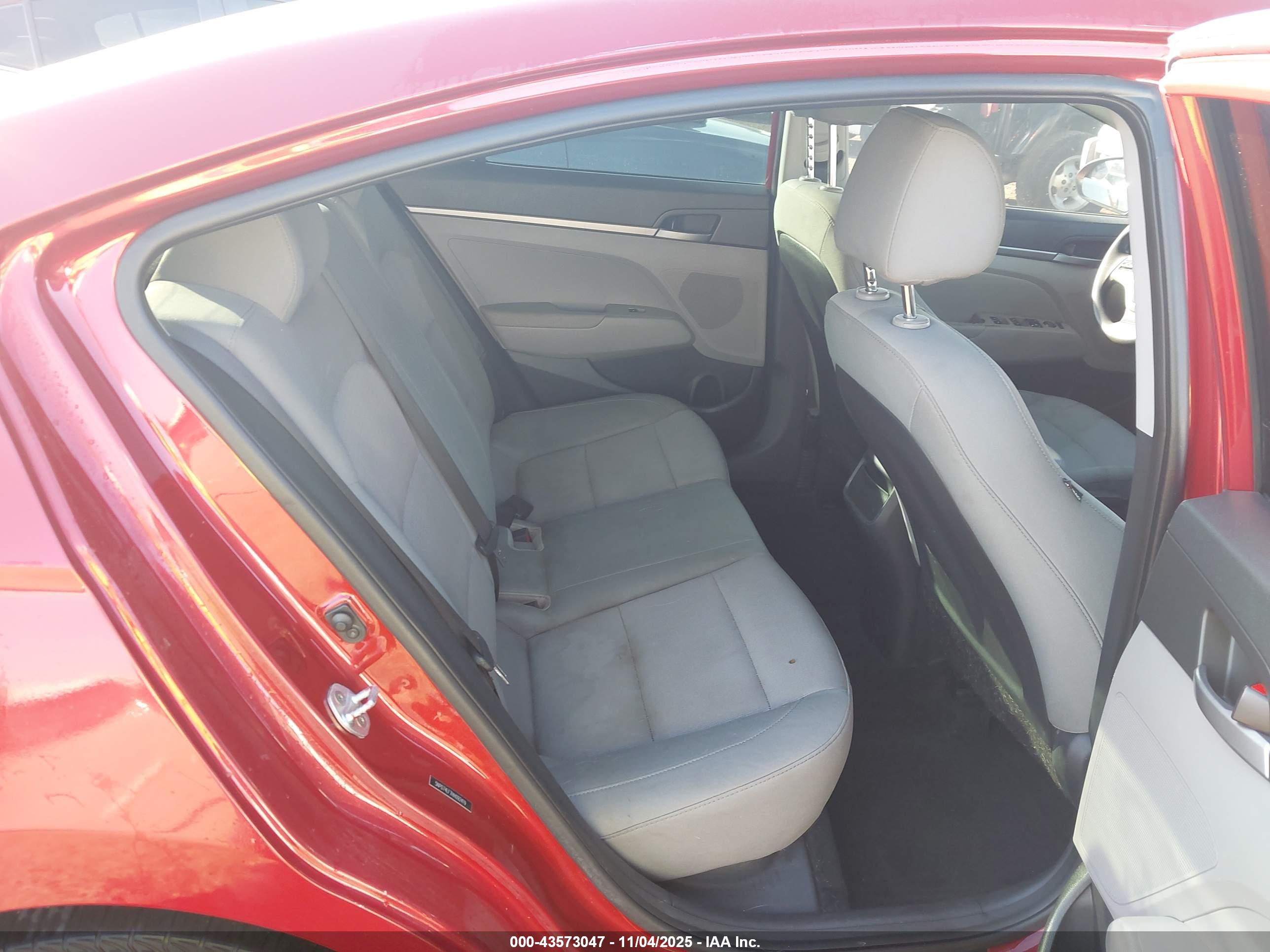 HYUNDAI ELANTRA image 8