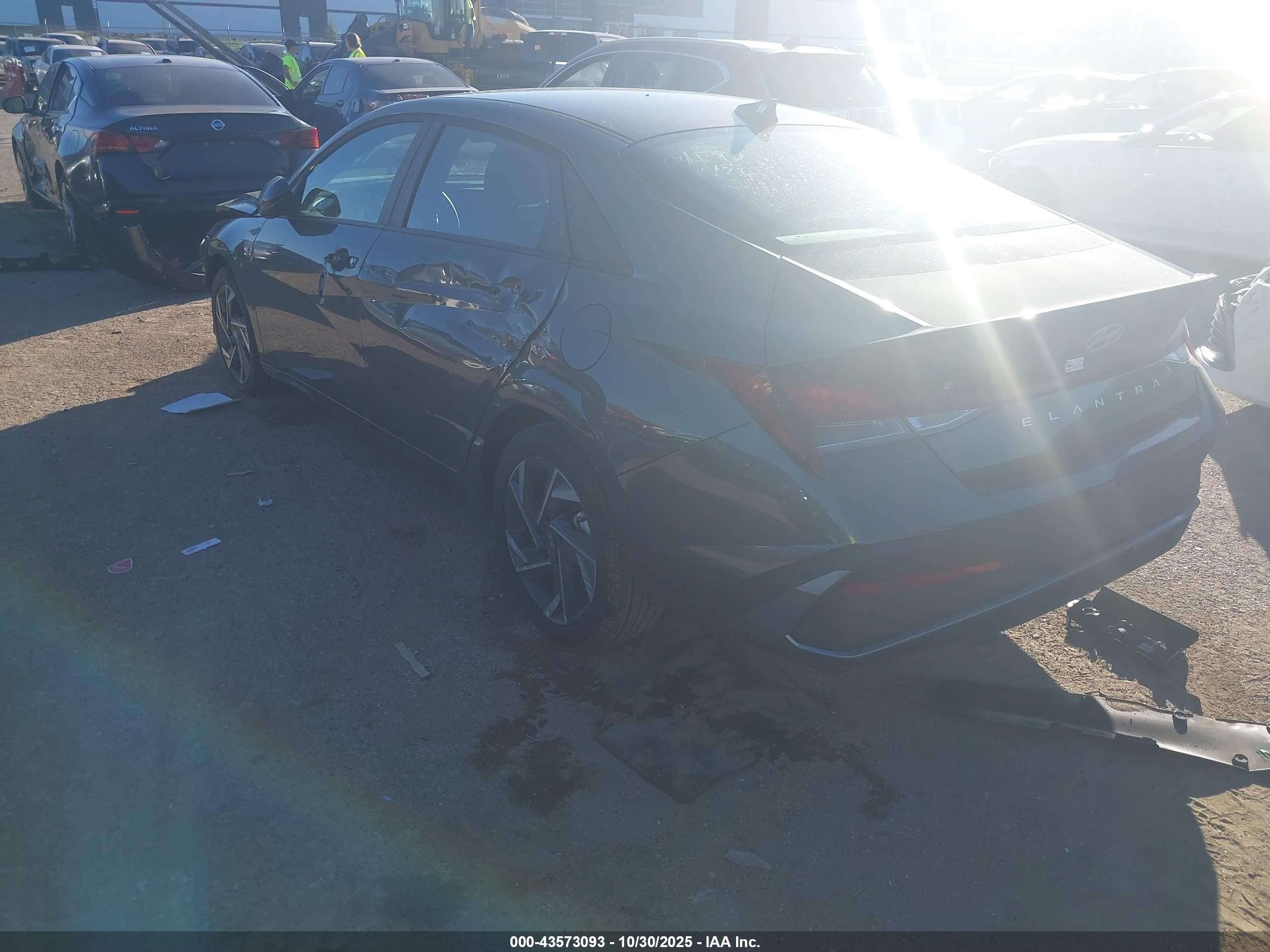 HYUNDAI ELANTRA image 3
