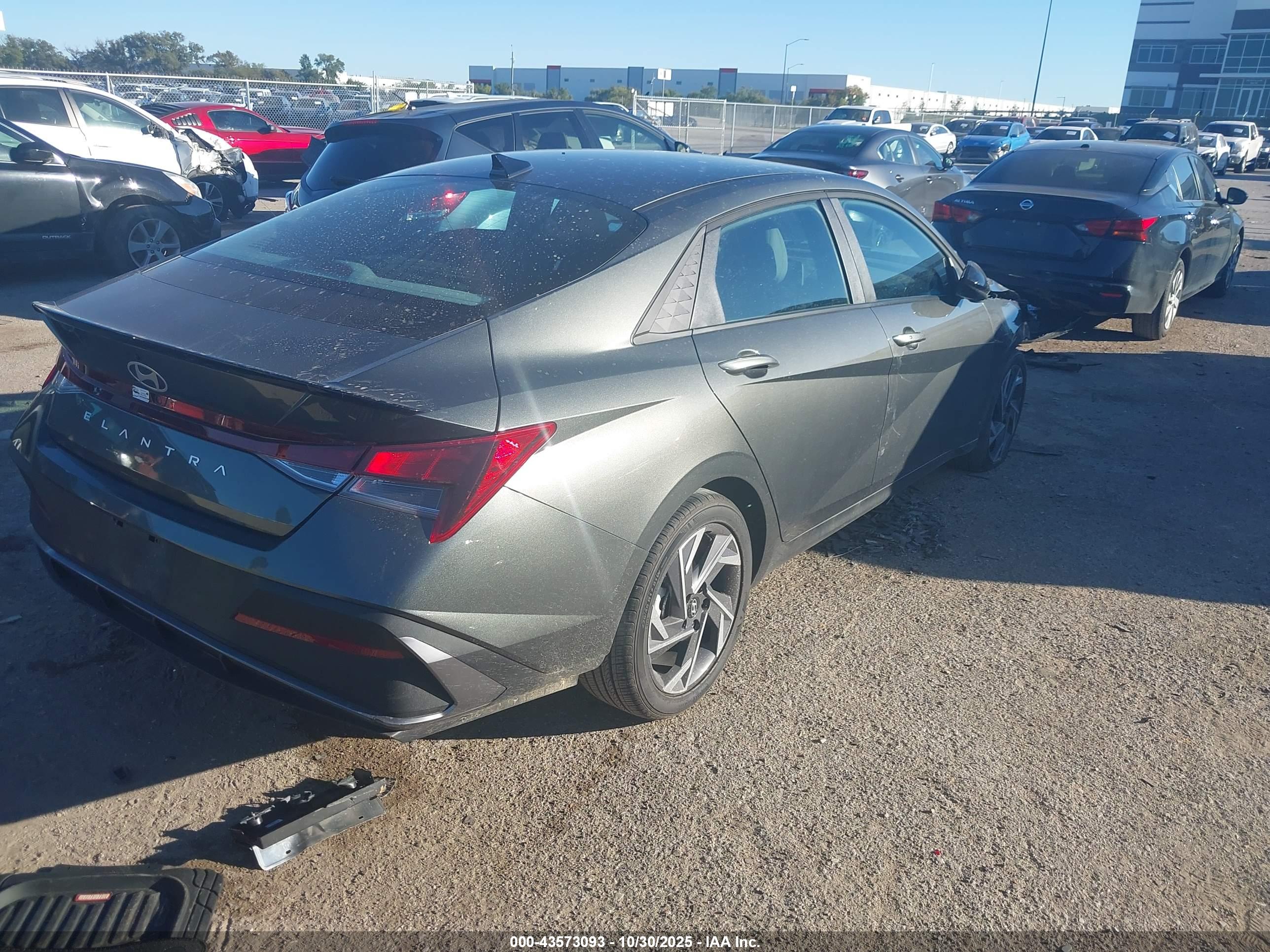 HYUNDAI ELANTRA image 4