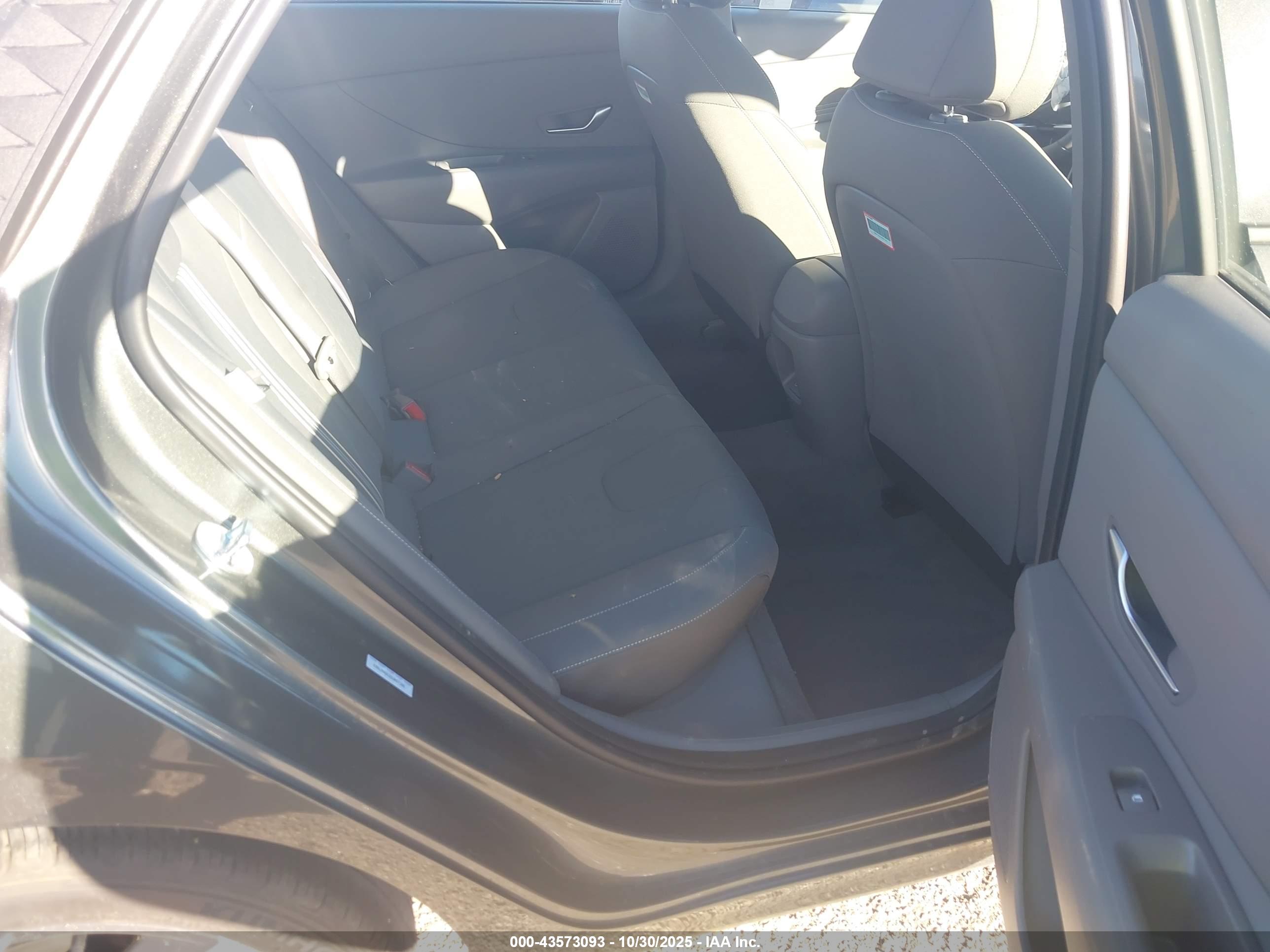 HYUNDAI ELANTRA image 8