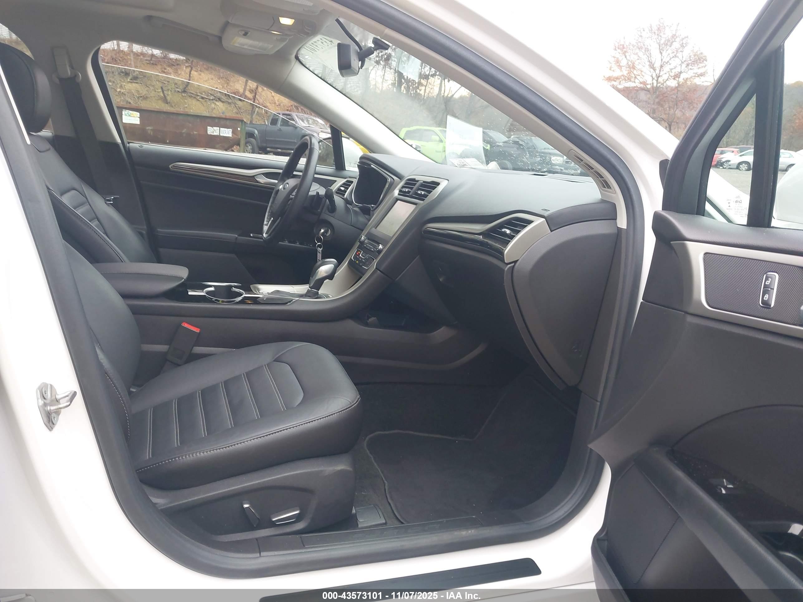 FORD FUSION image 5