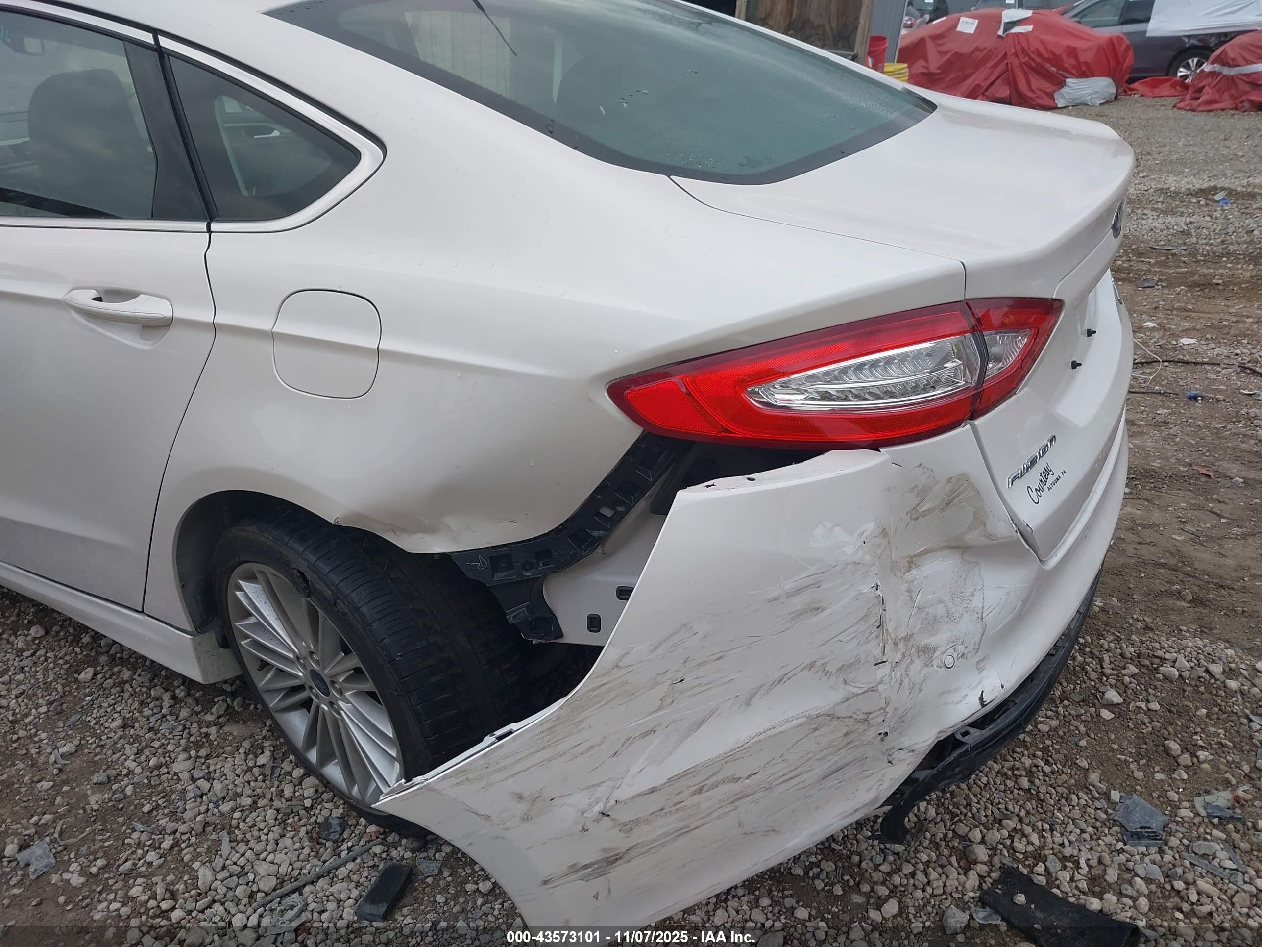 FORD FUSION image 6