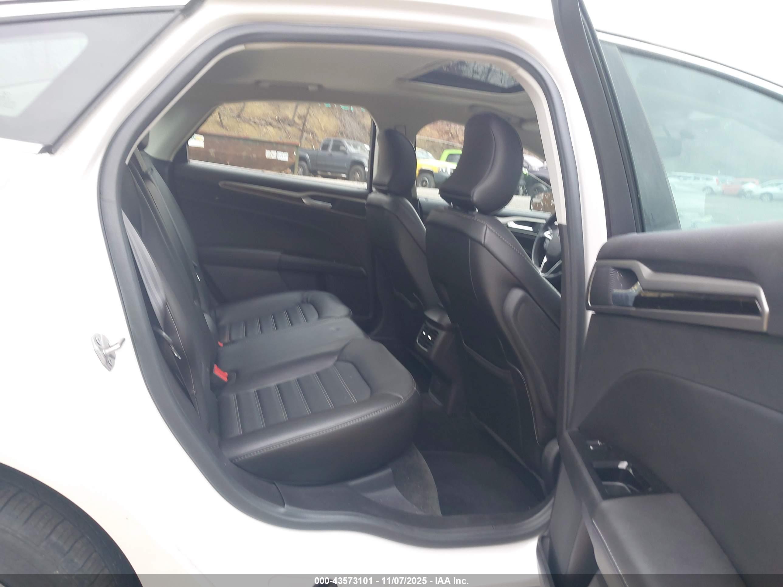 FORD FUSION image 8