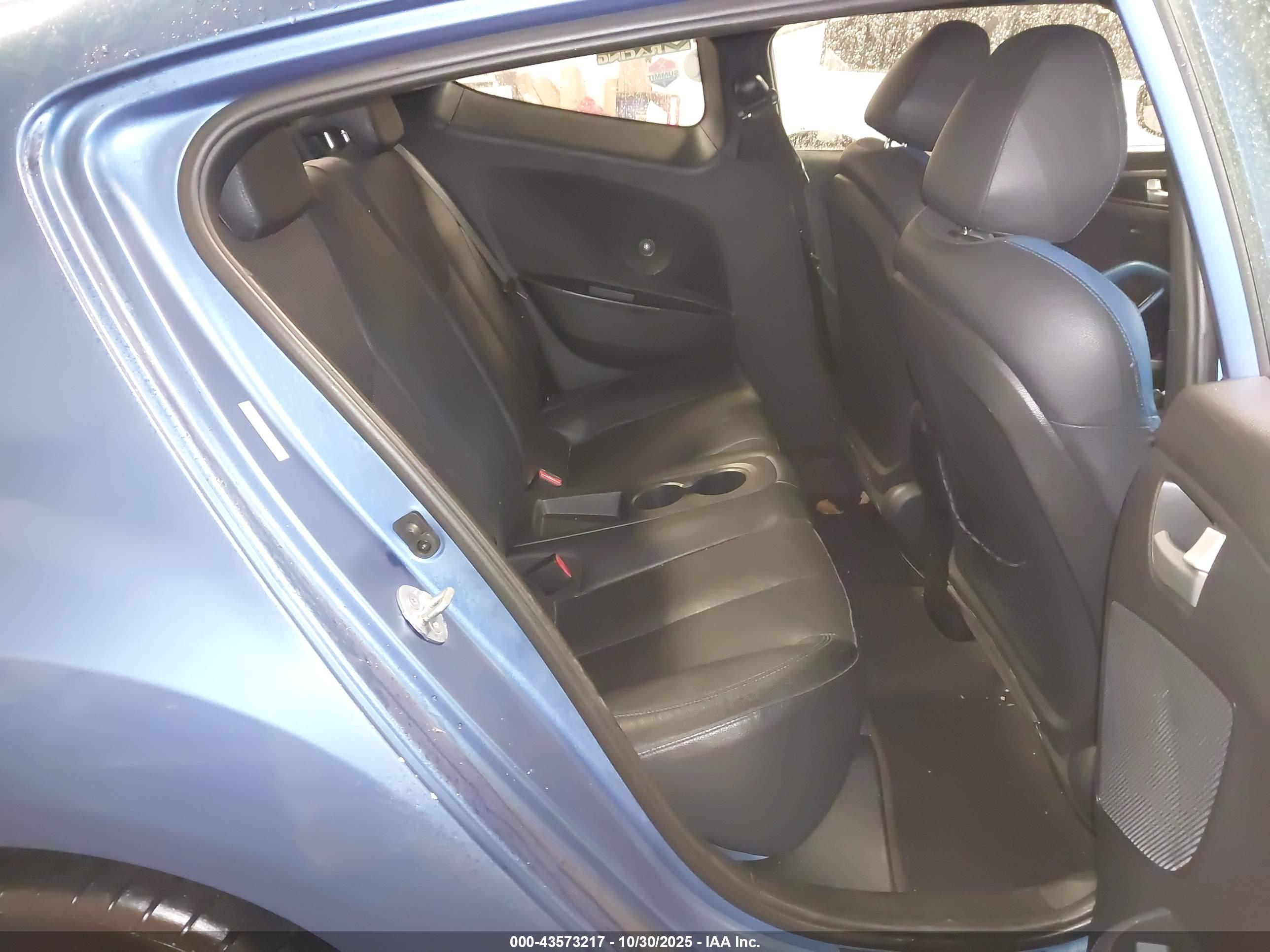 HYUNDAI VELOSTER image 8