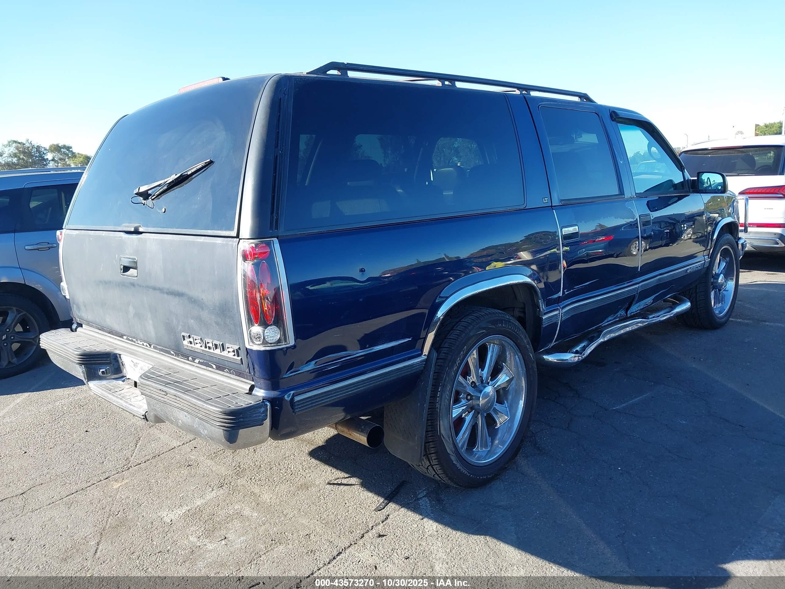 CHEVROLET SUBURBAN image 4