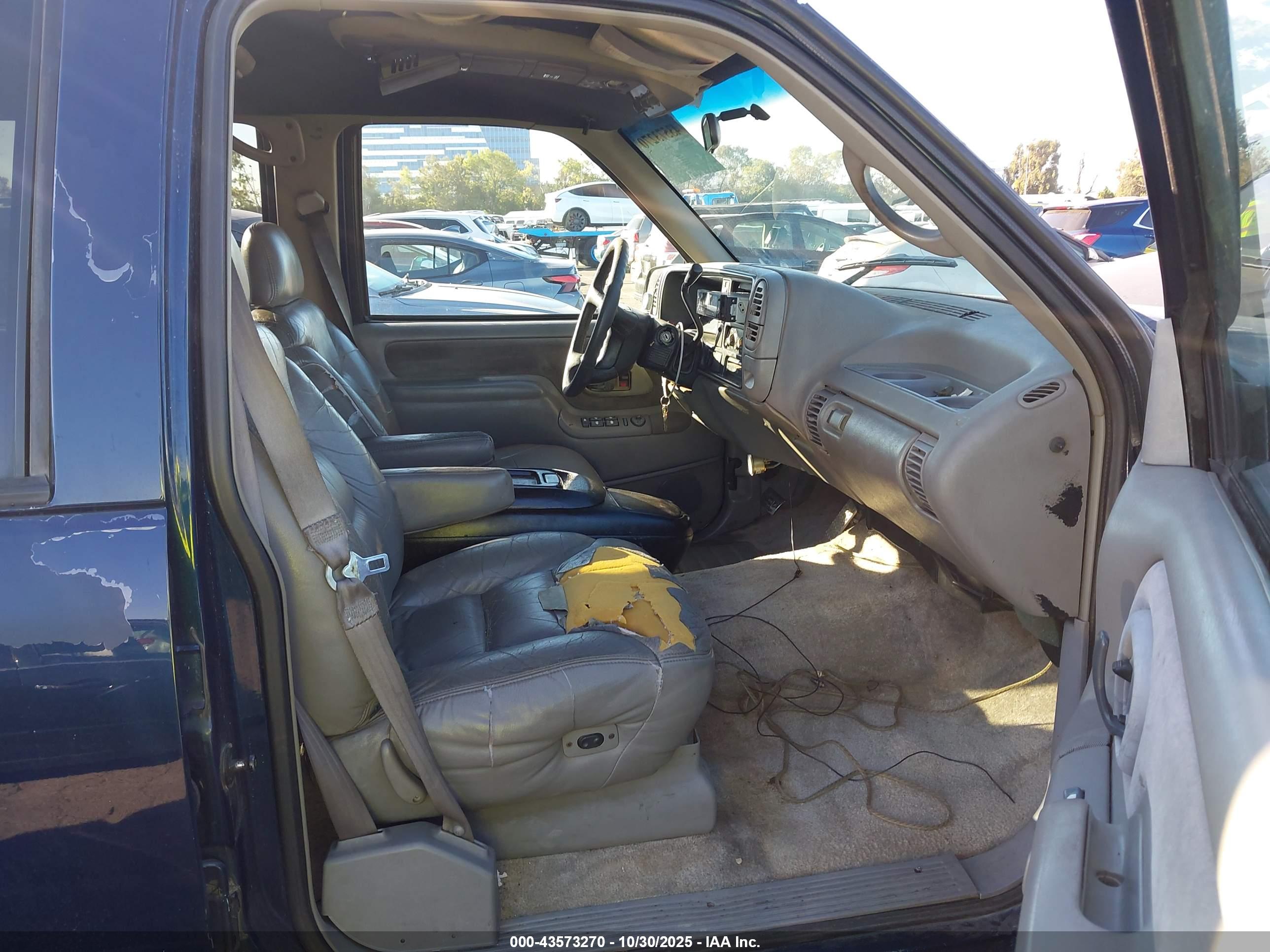 CHEVROLET SUBURBAN image 5