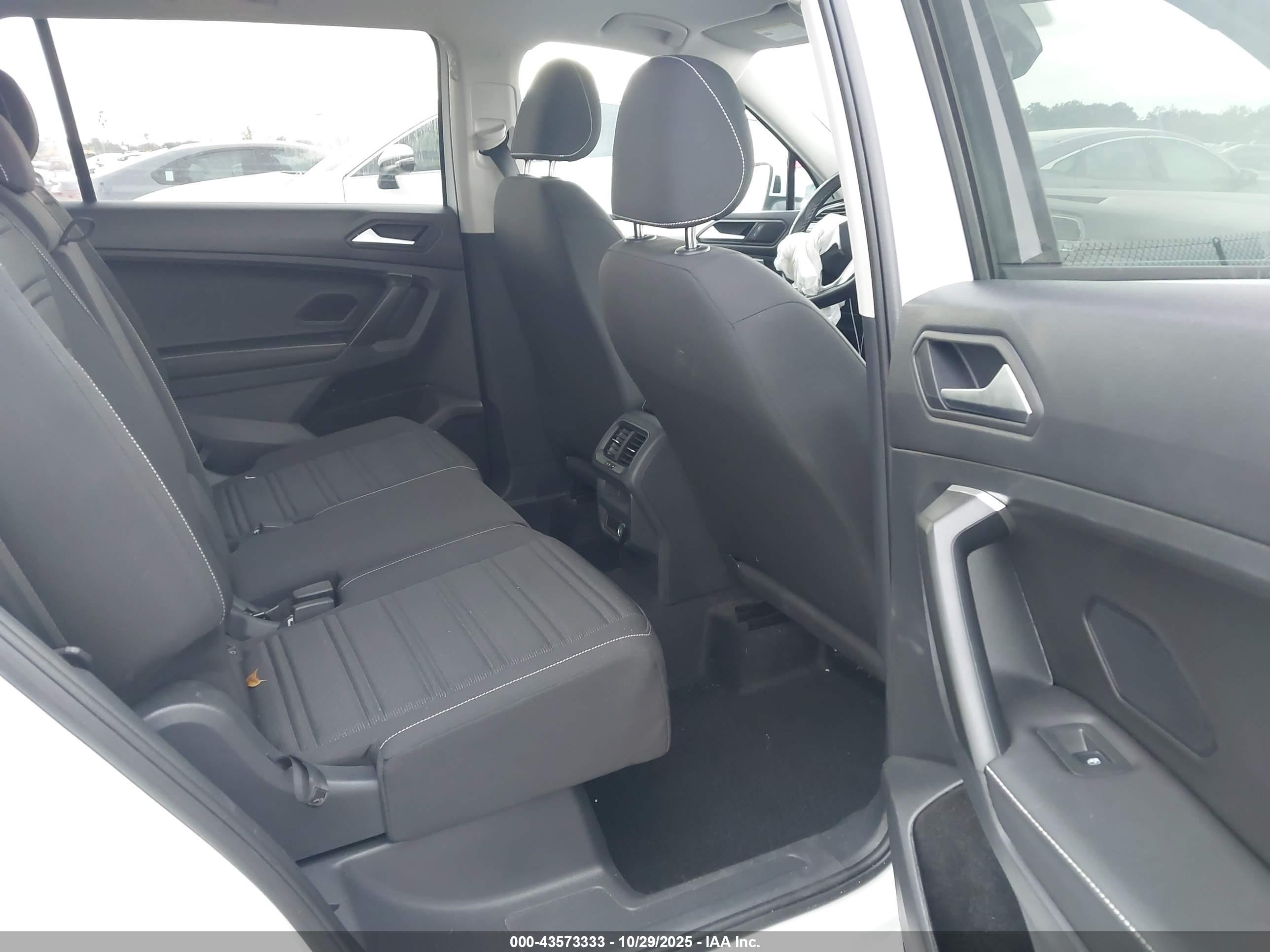 VOLKSWAGEN TIGUAN image 8