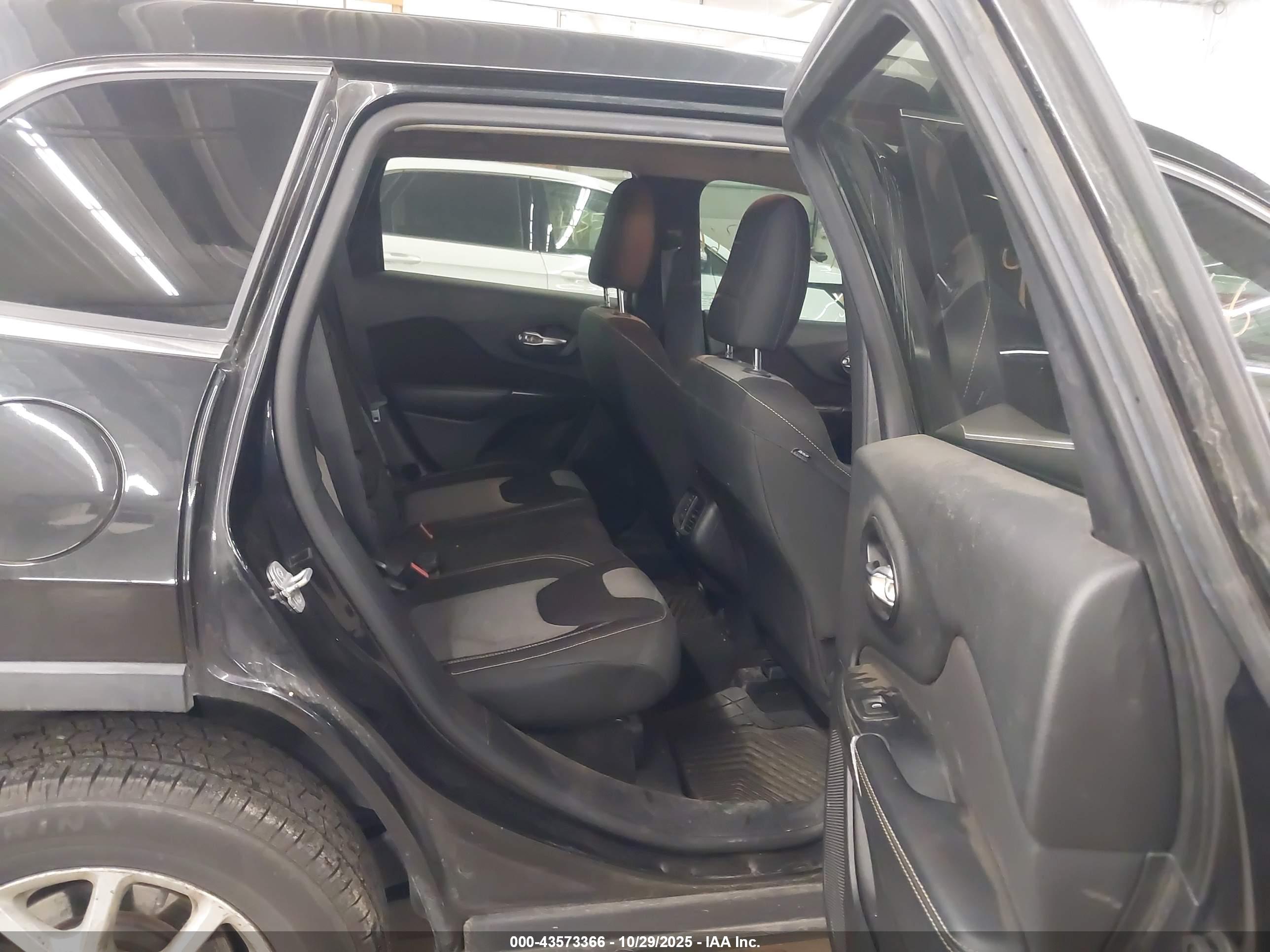 JEEP CHEROKEE image 8