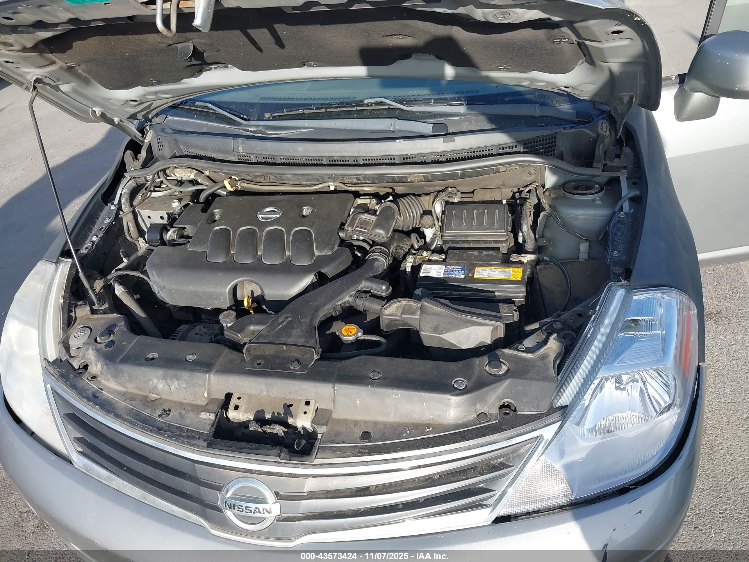 NISSAN VERSA image 10