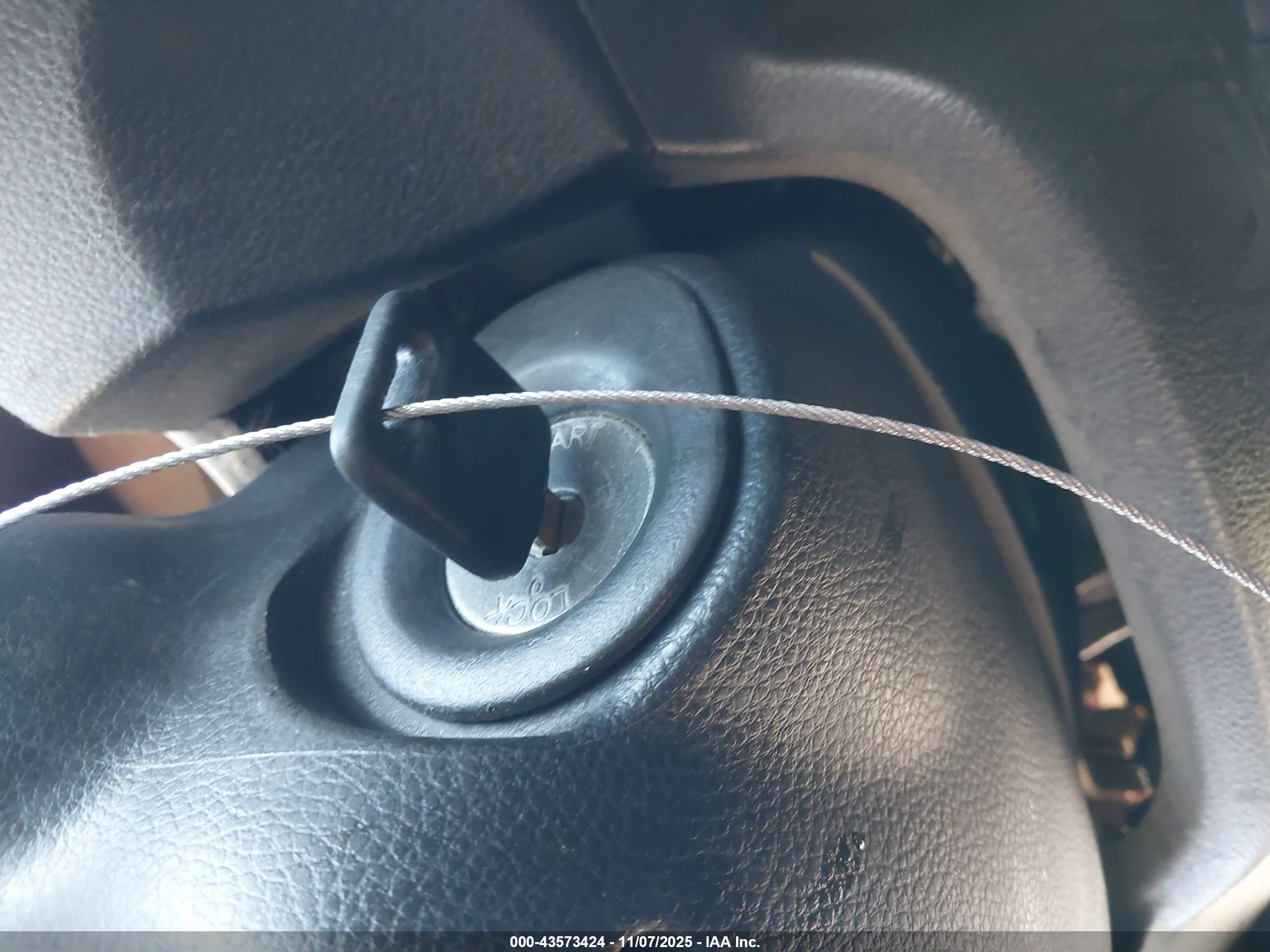 NISSAN VERSA image 11