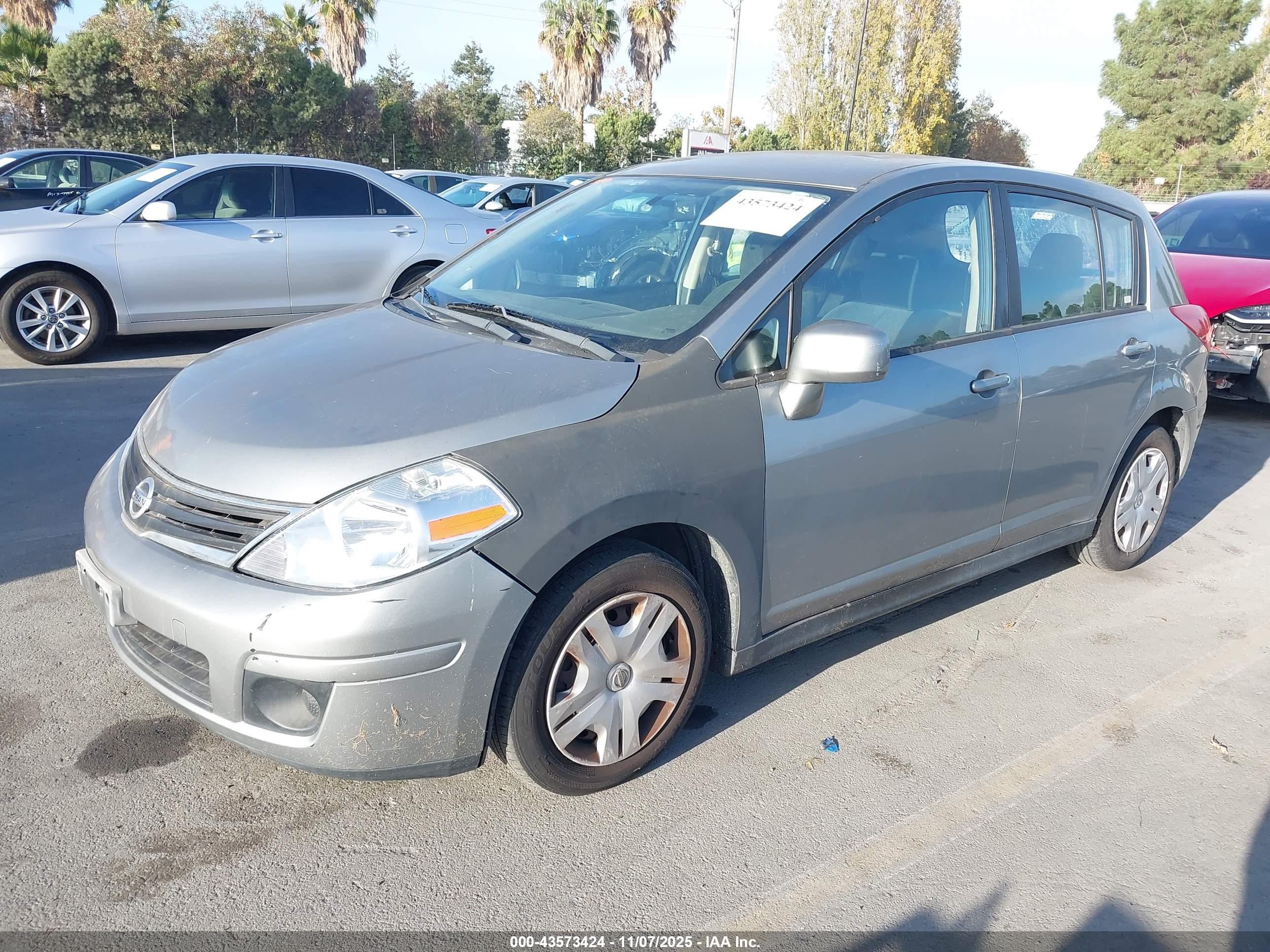 NISSAN VERSA image 2