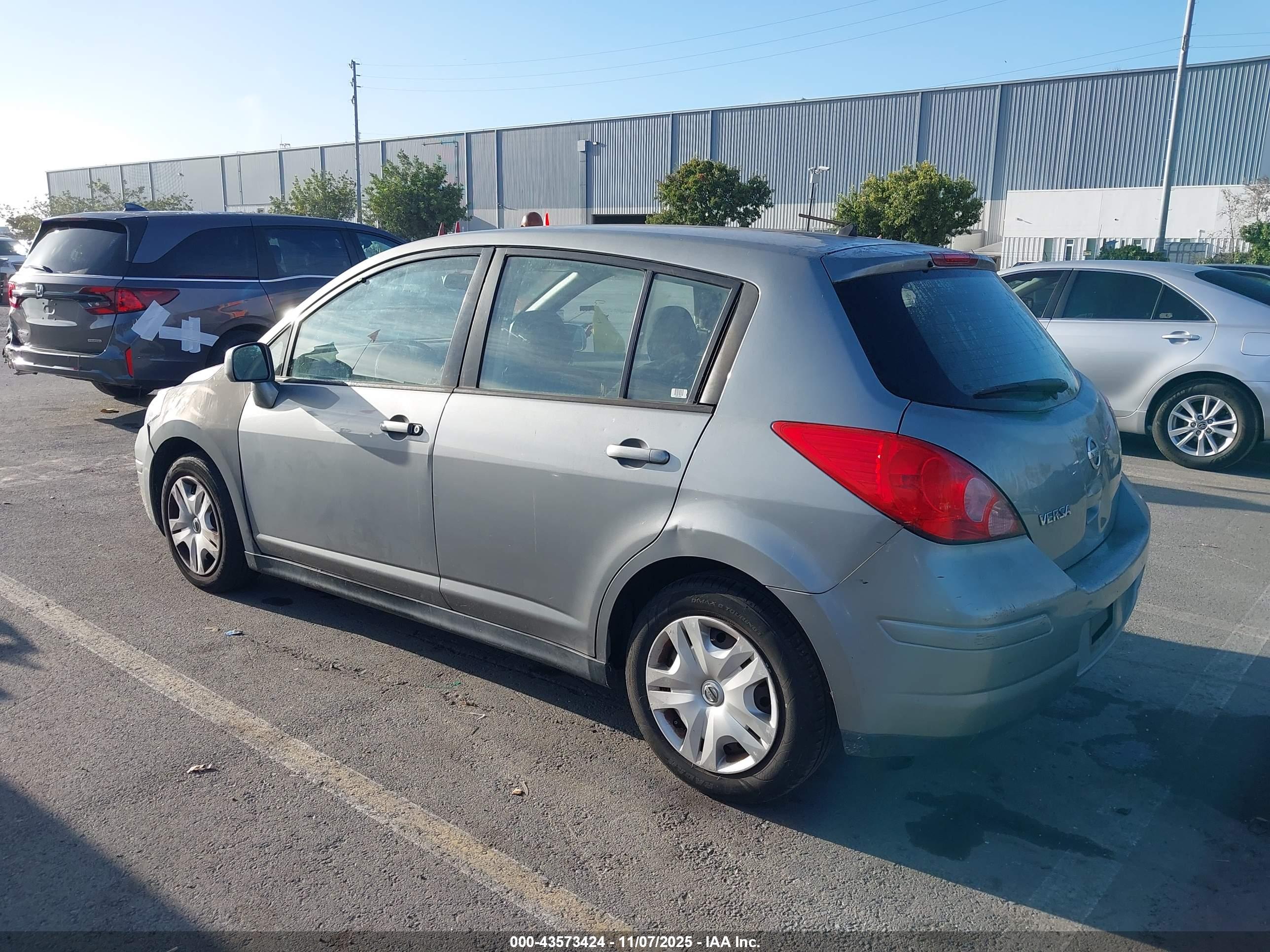NISSAN VERSA image 3