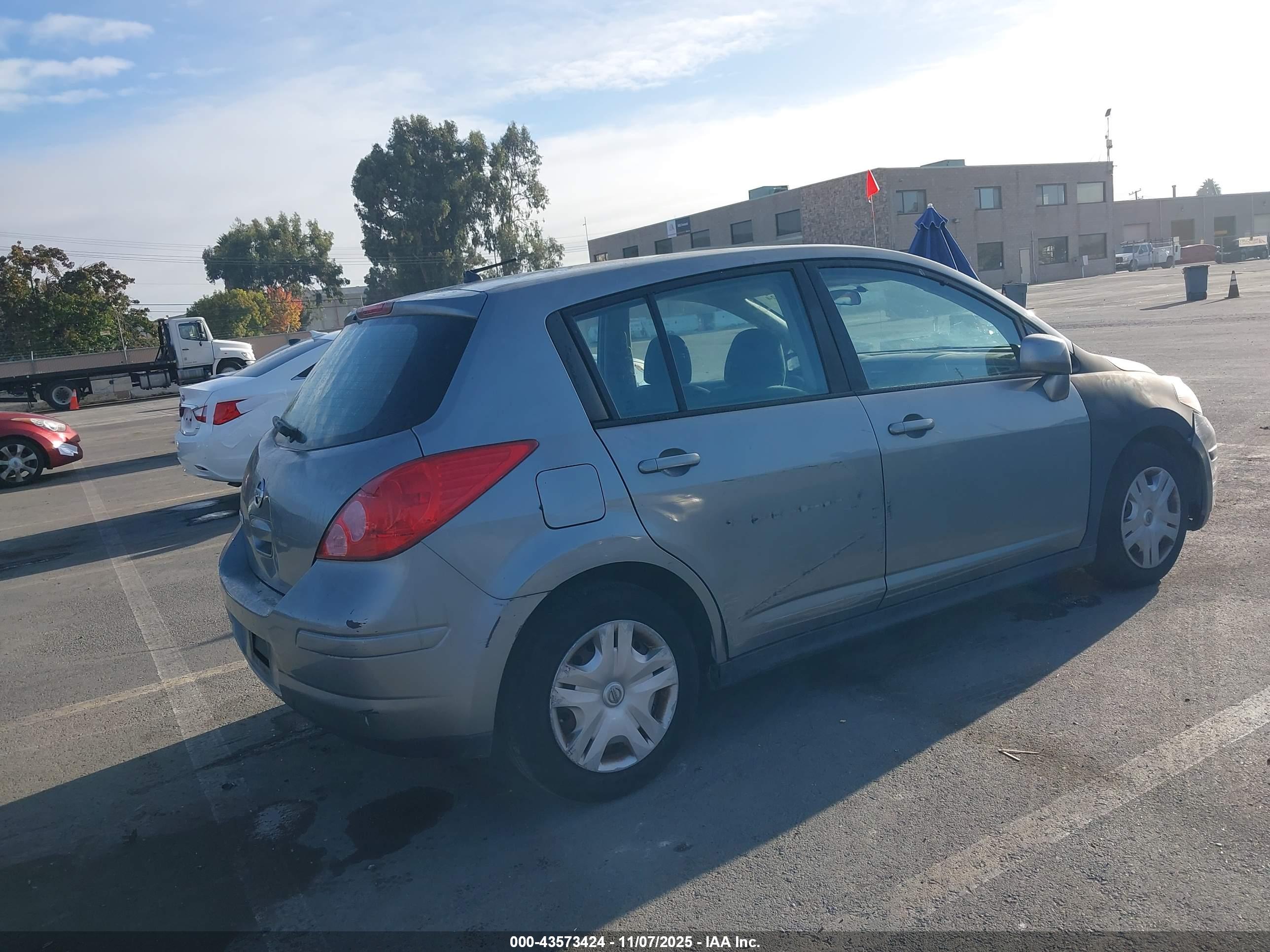 NISSAN VERSA image 4