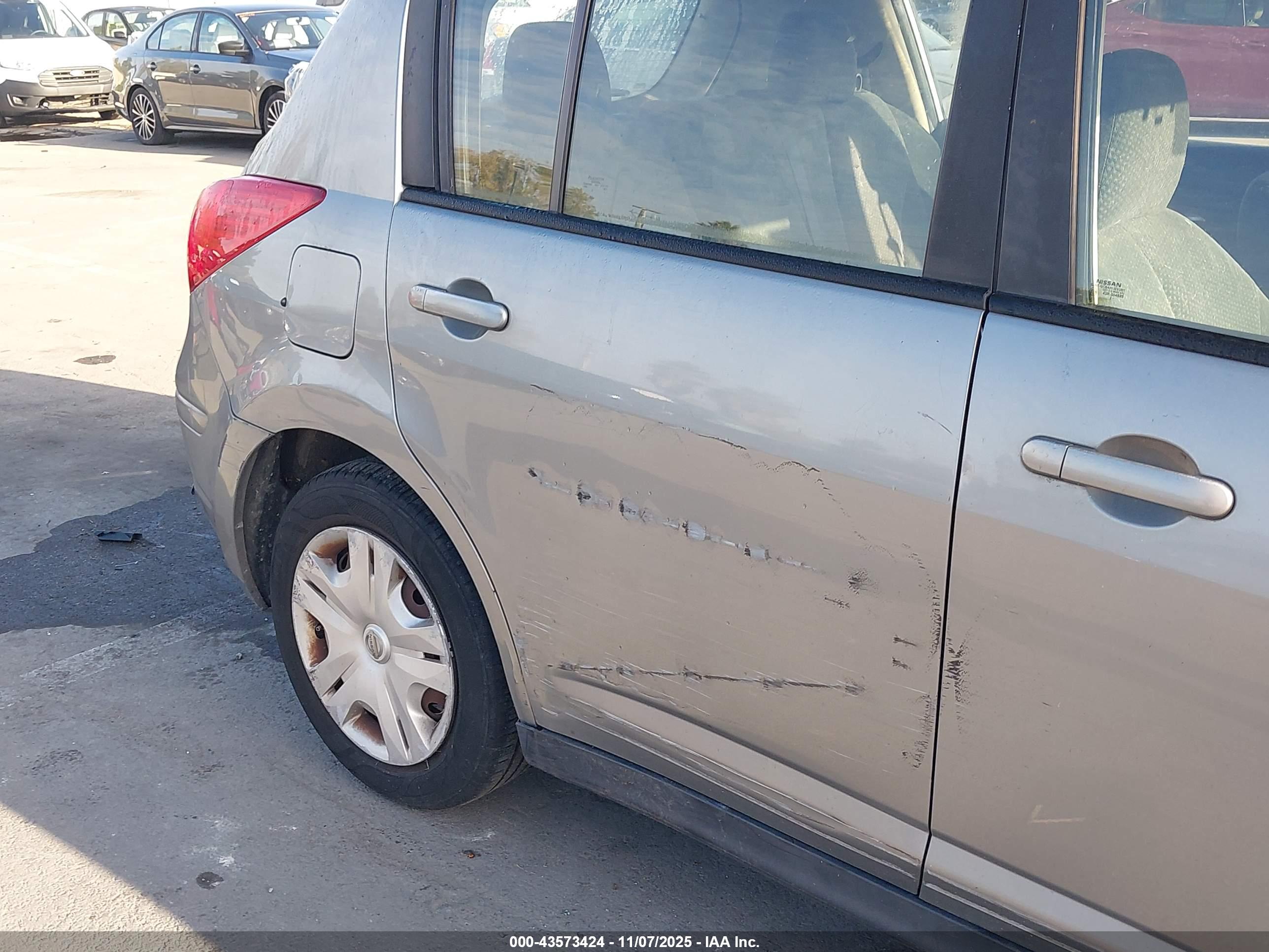NISSAN VERSA image 6