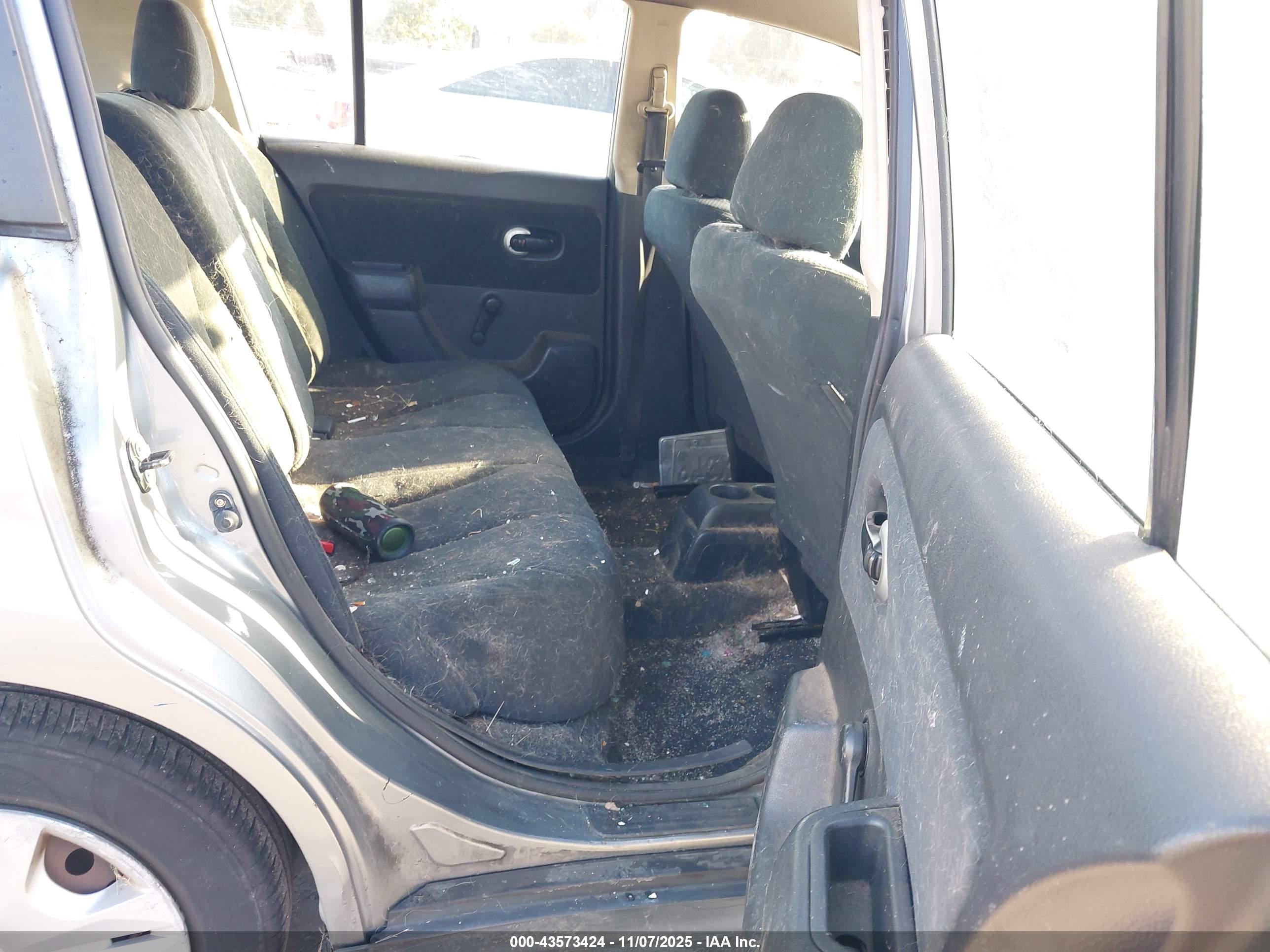 NISSAN VERSA image 8