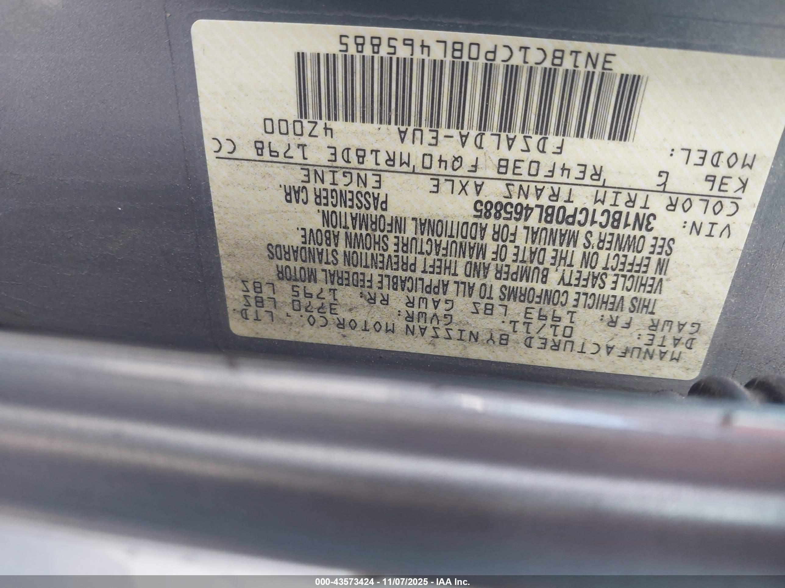 NISSAN VERSA image 9