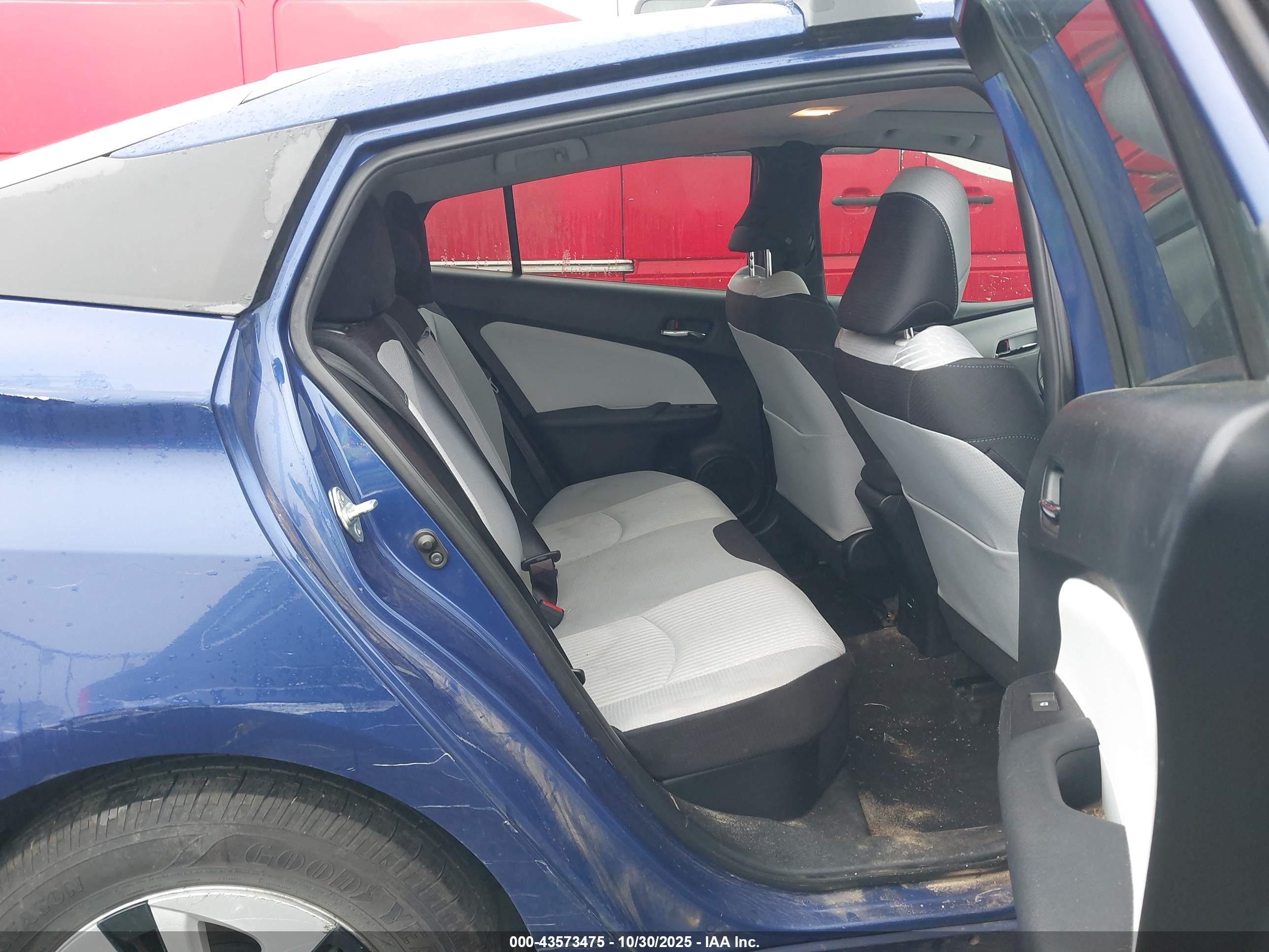 TOYOTA PRIUS image 8