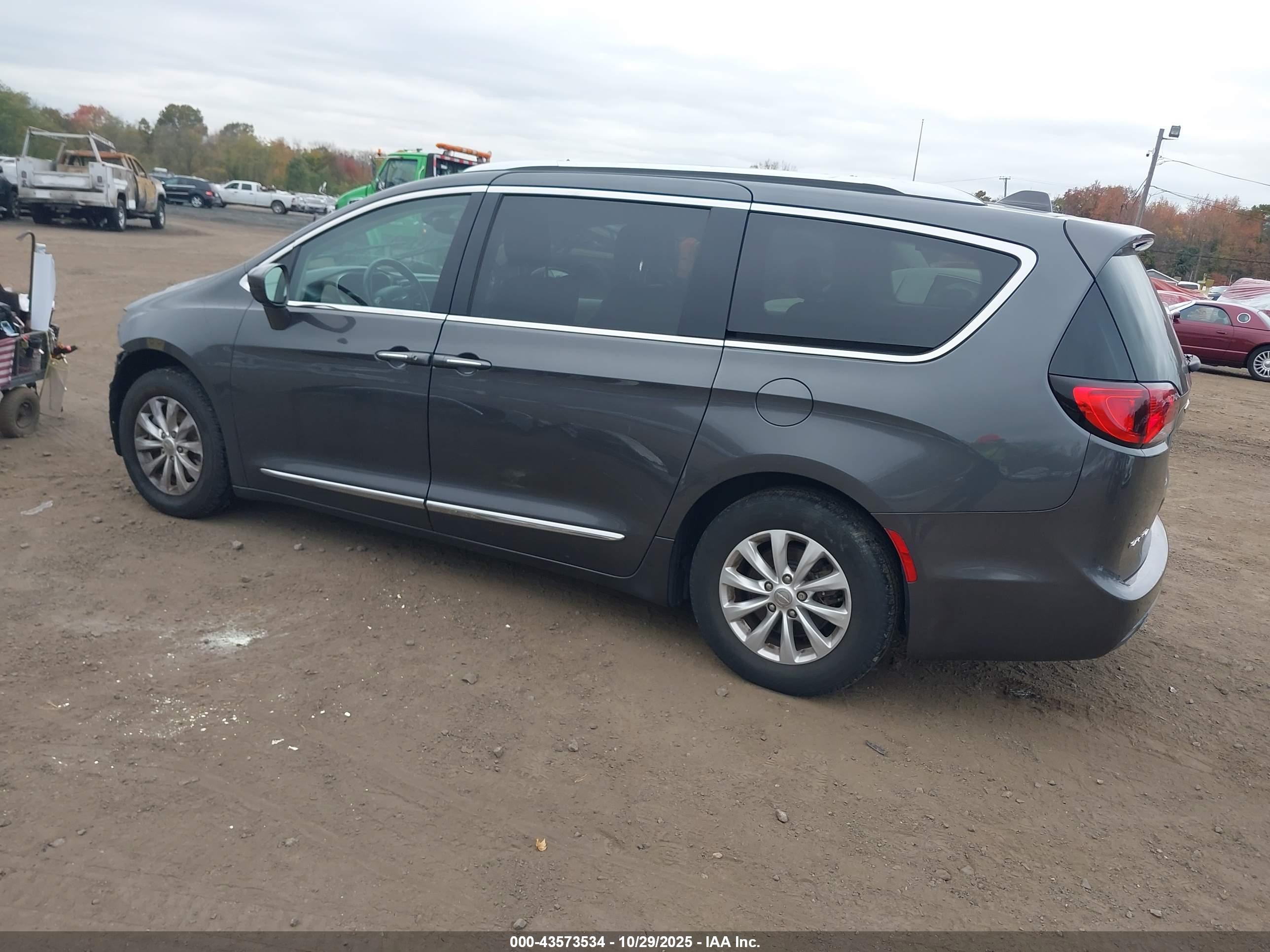 CHRYSLER PACIFICA image 3