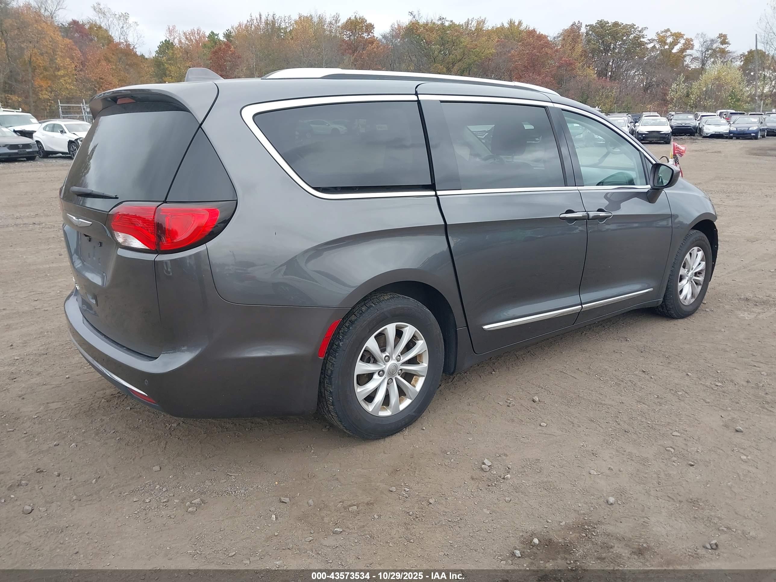 CHRYSLER PACIFICA image 4