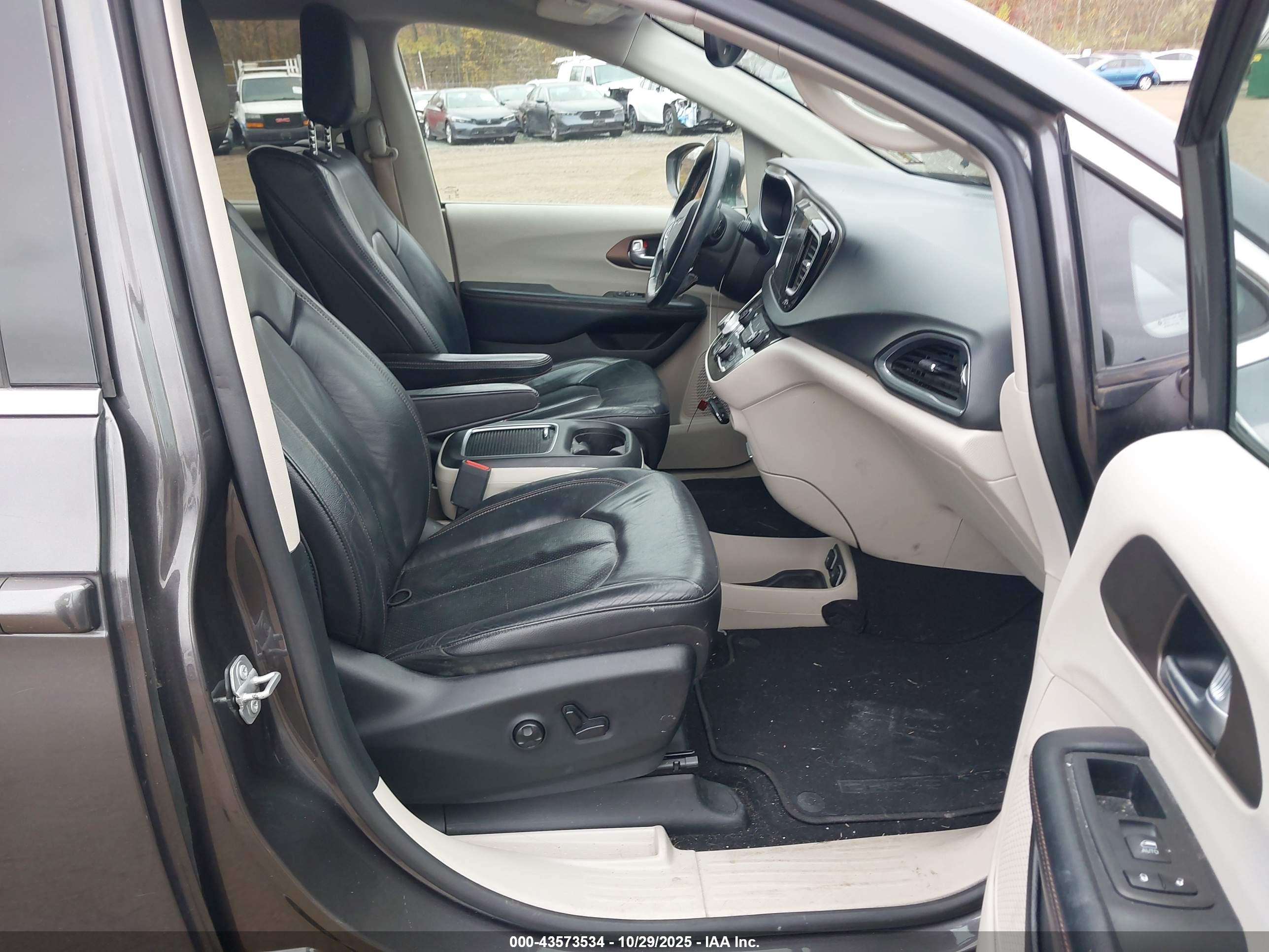 CHRYSLER PACIFICA image 5
