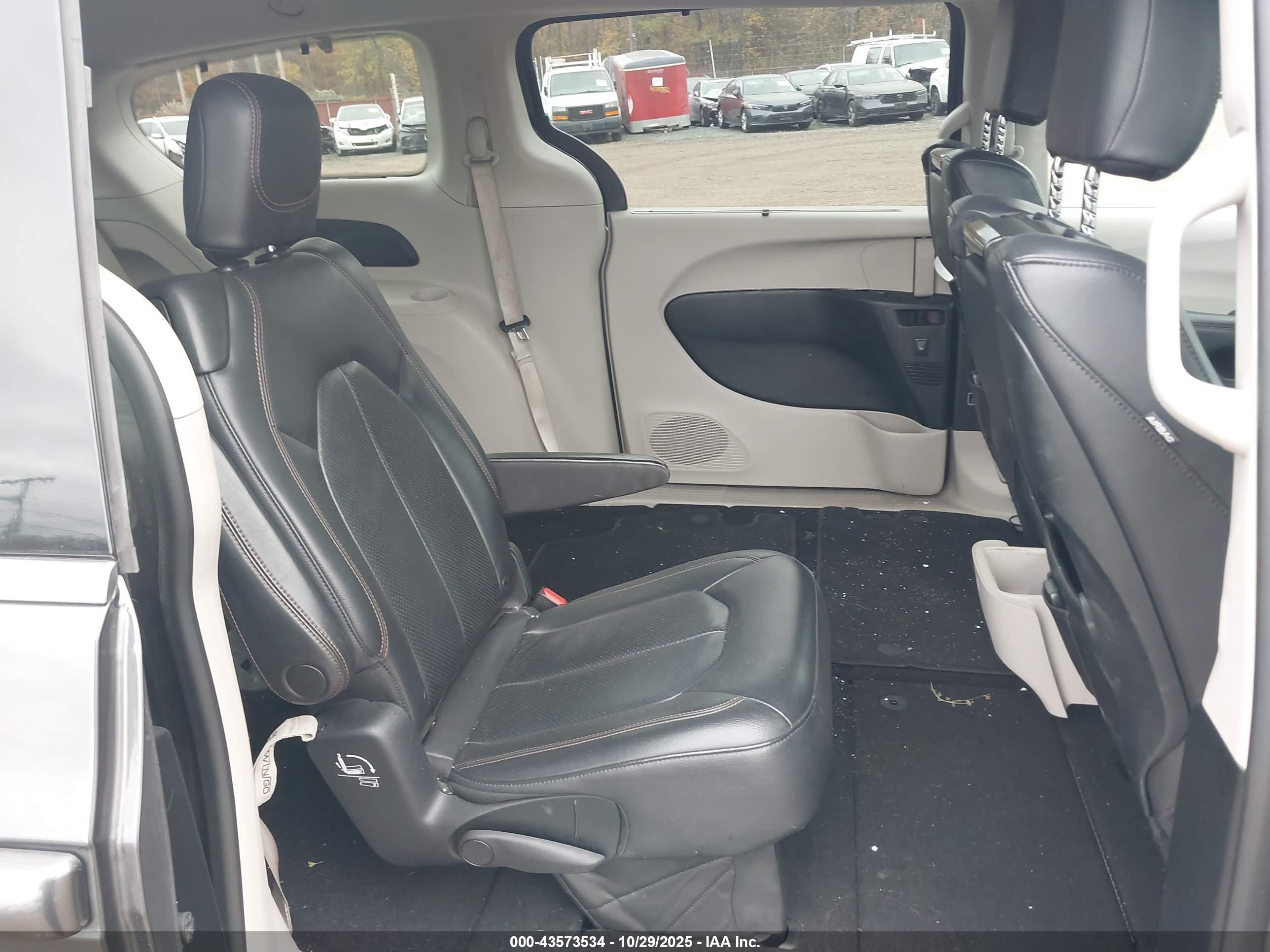 CHRYSLER PACIFICA image 8