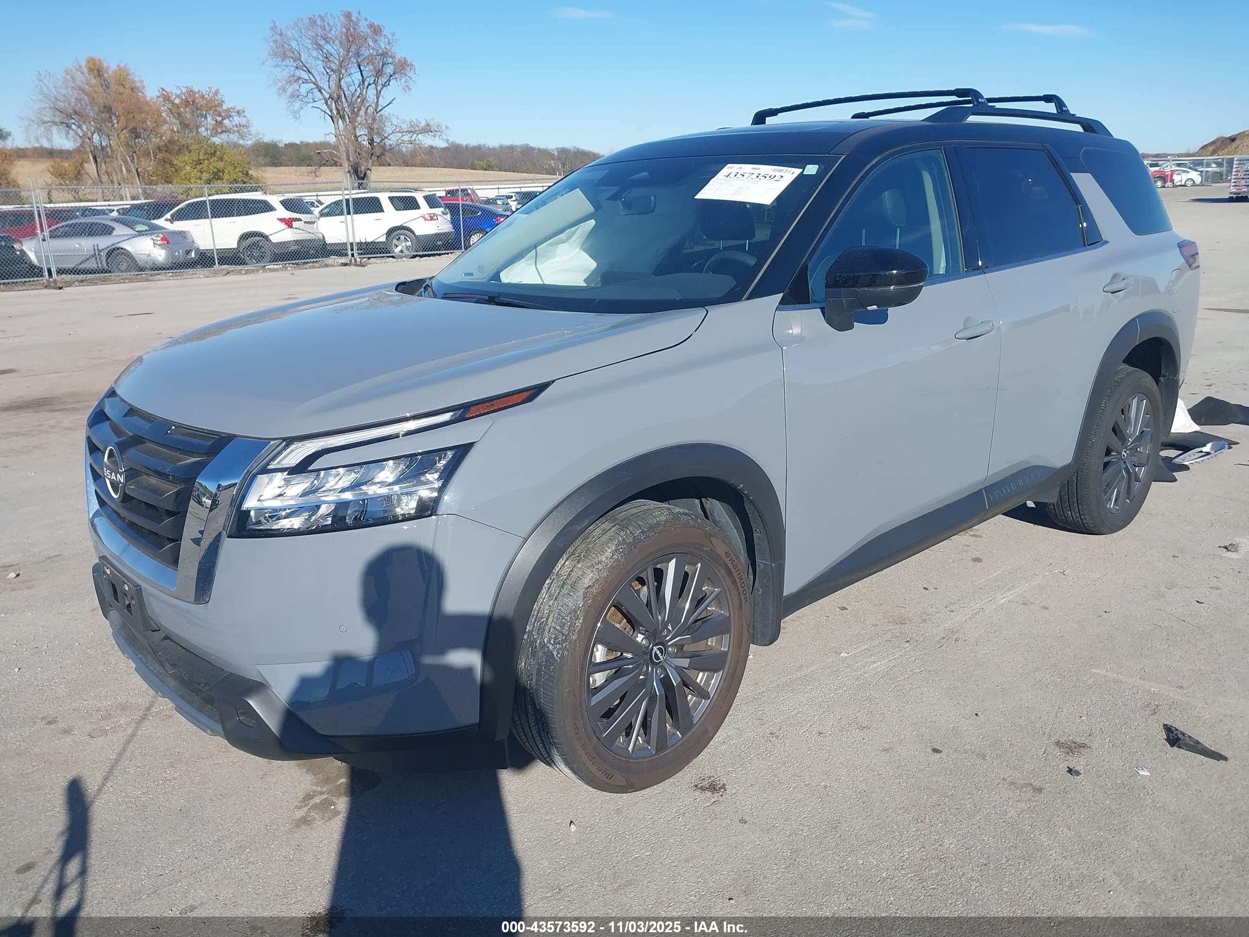 NISSAN PATHFINDER image 2