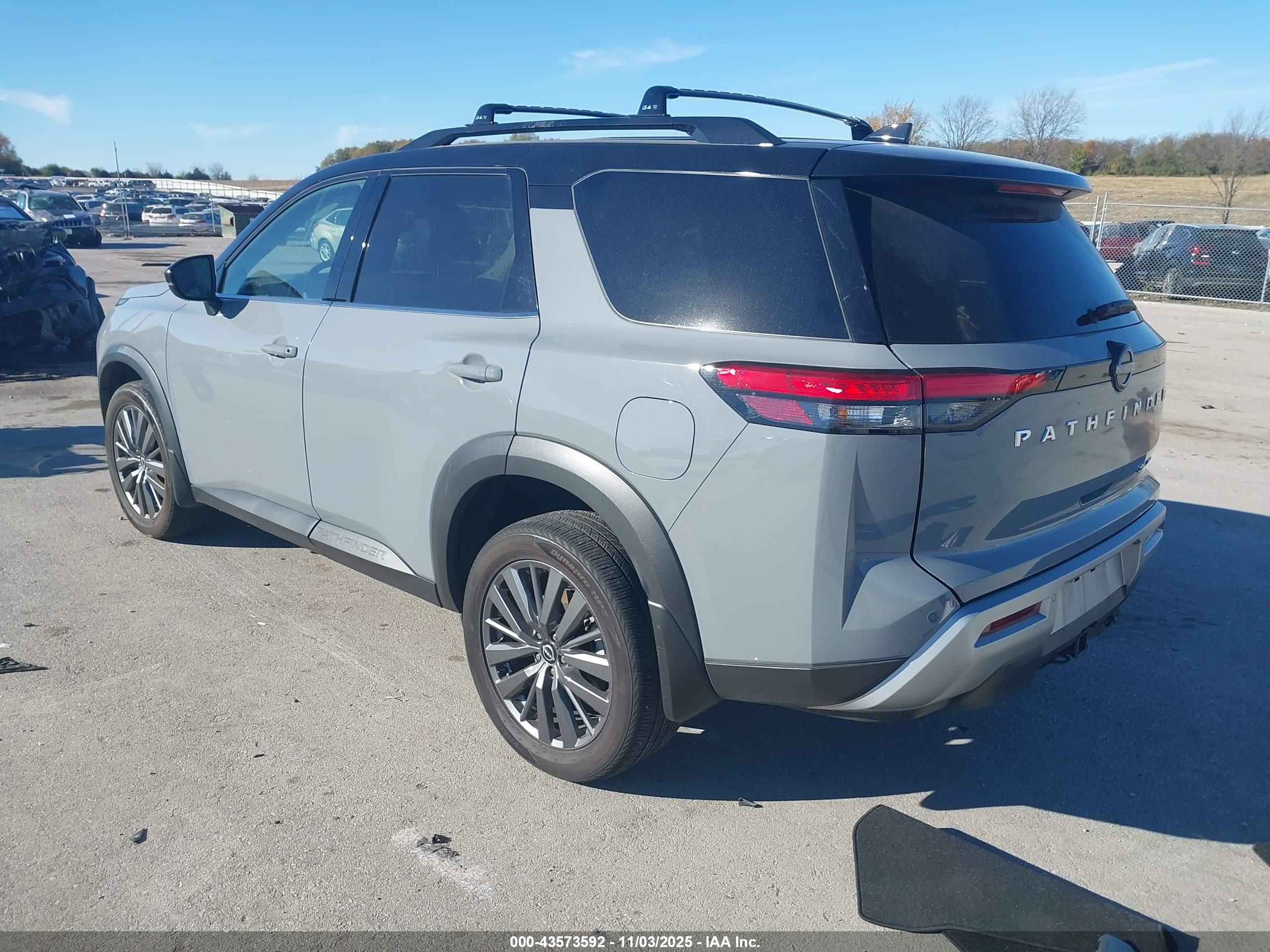 NISSAN PATHFINDER image 3