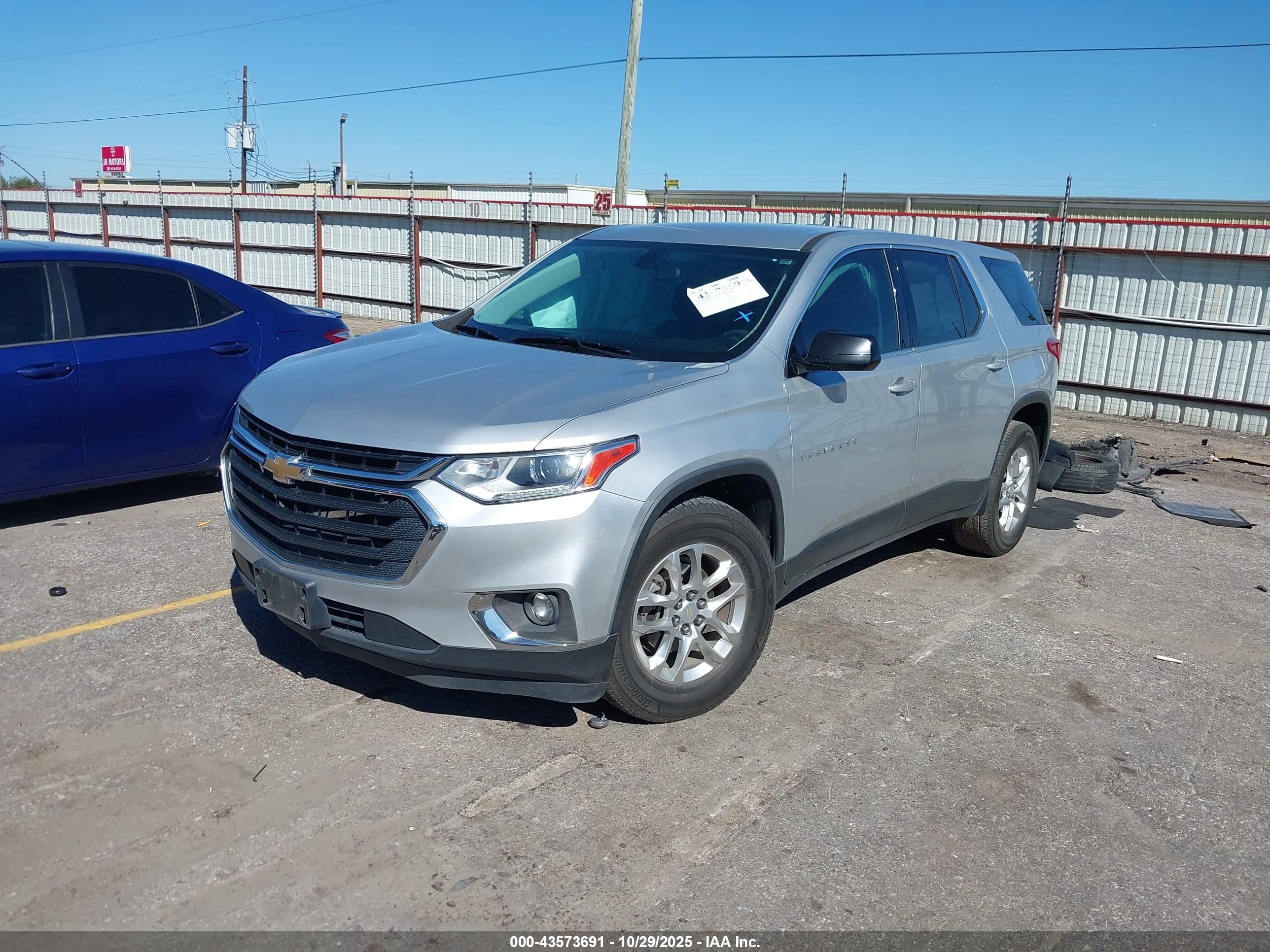 CHEVROLET TRAVERSE image 2