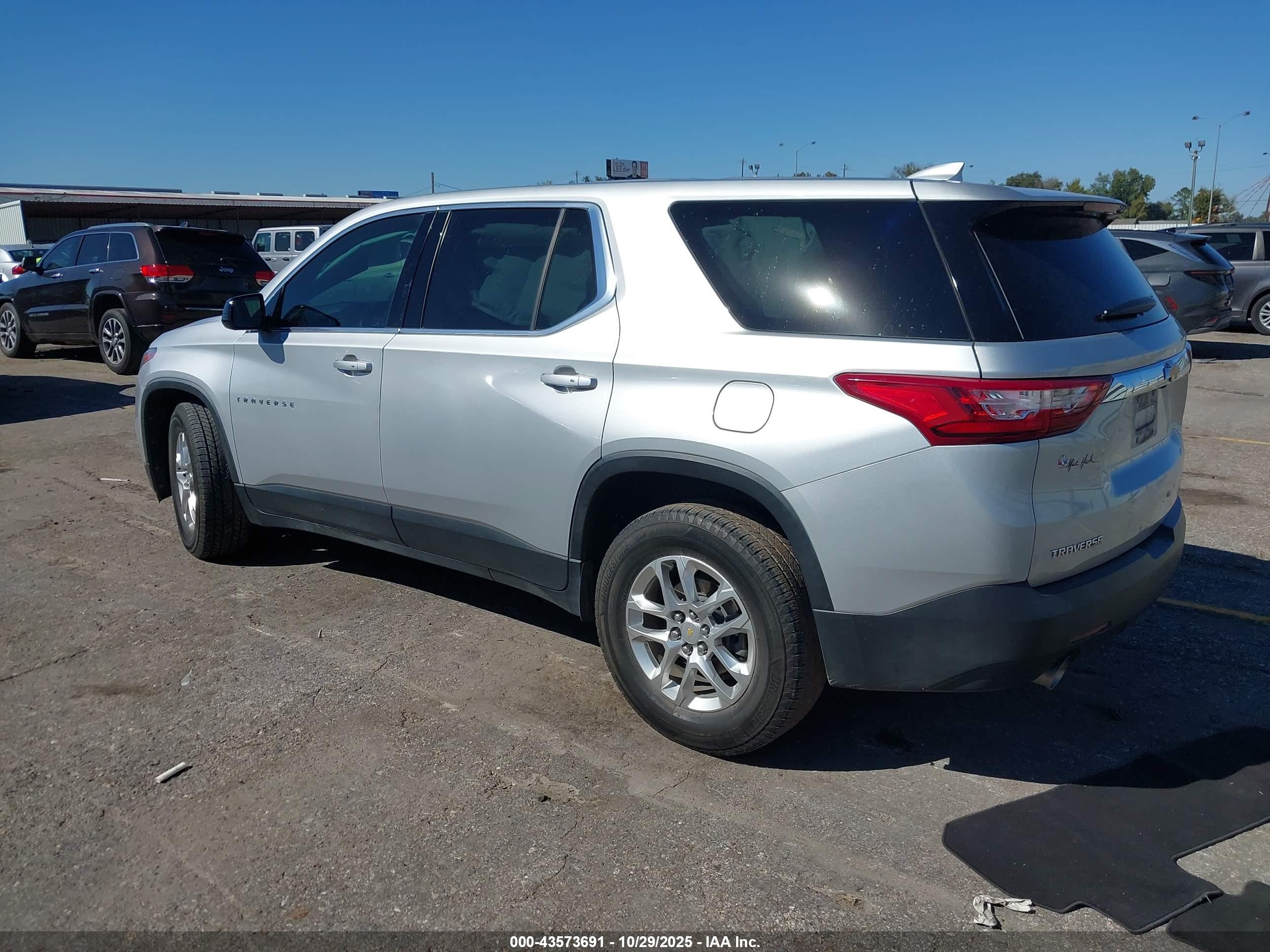 CHEVROLET TRAVERSE image 3