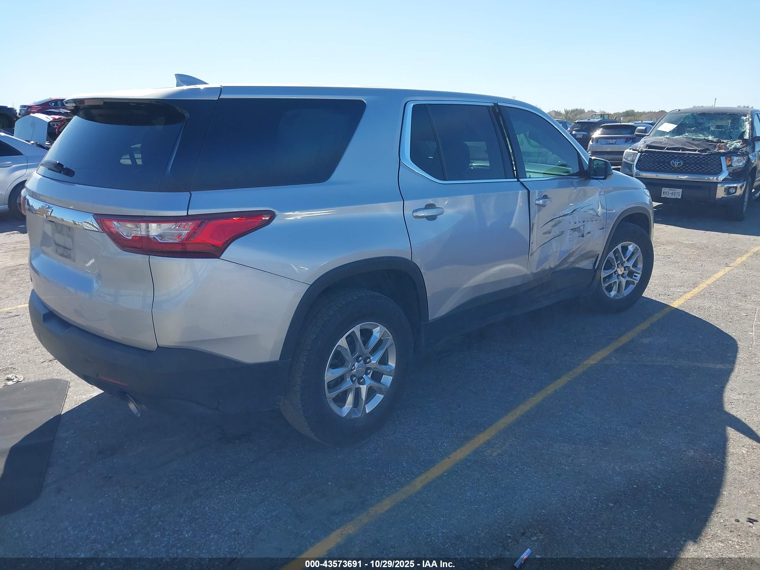 CHEVROLET TRAVERSE image 4