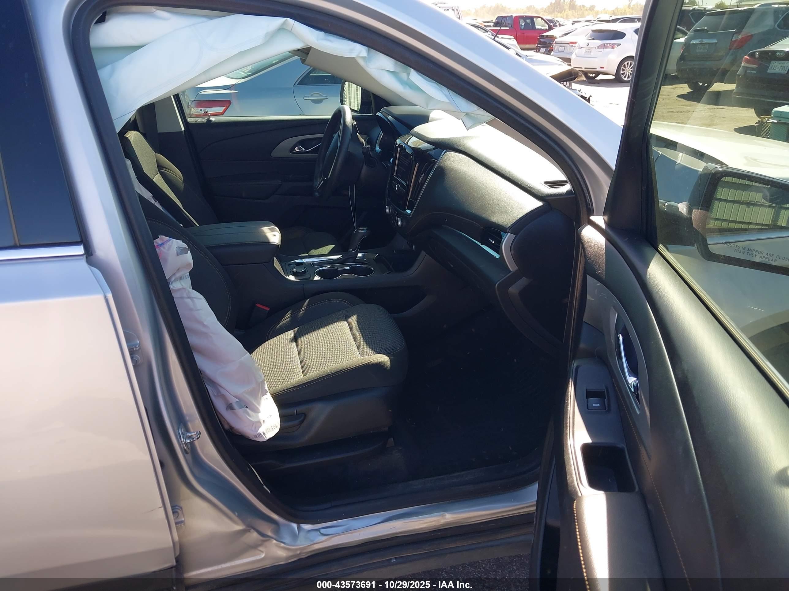 CHEVROLET TRAVERSE image 5