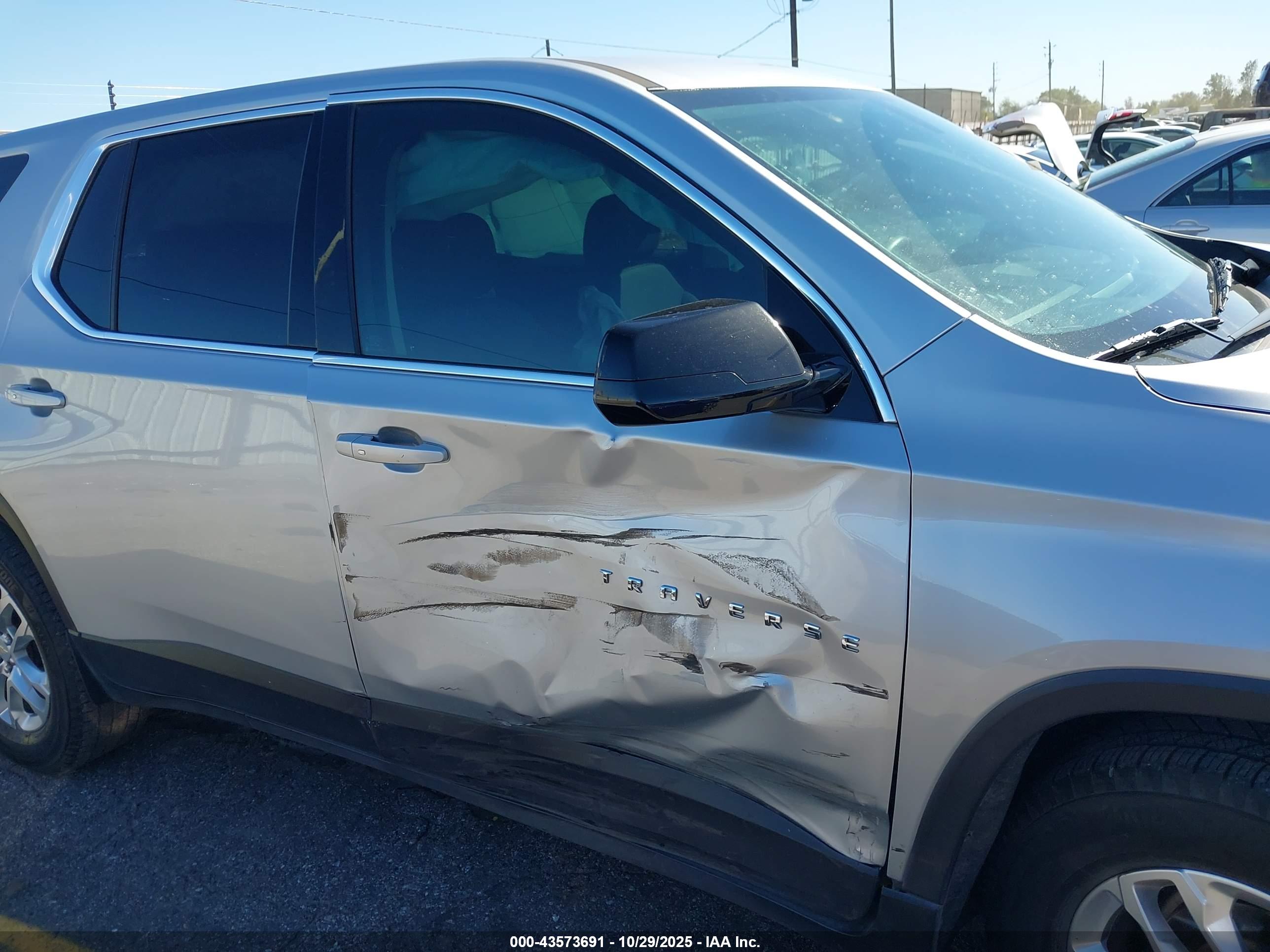 CHEVROLET TRAVERSE image 6