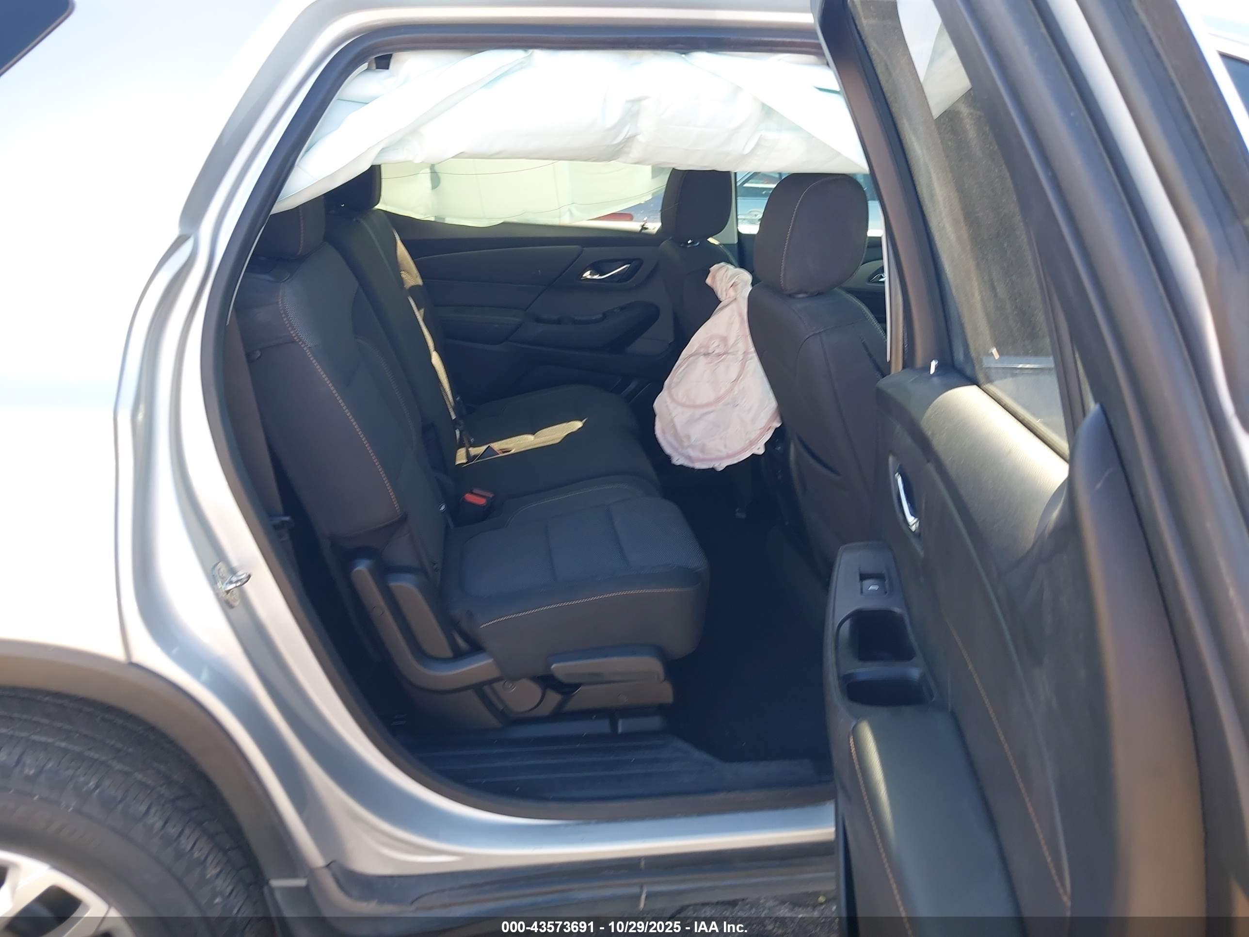 CHEVROLET TRAVERSE image 8