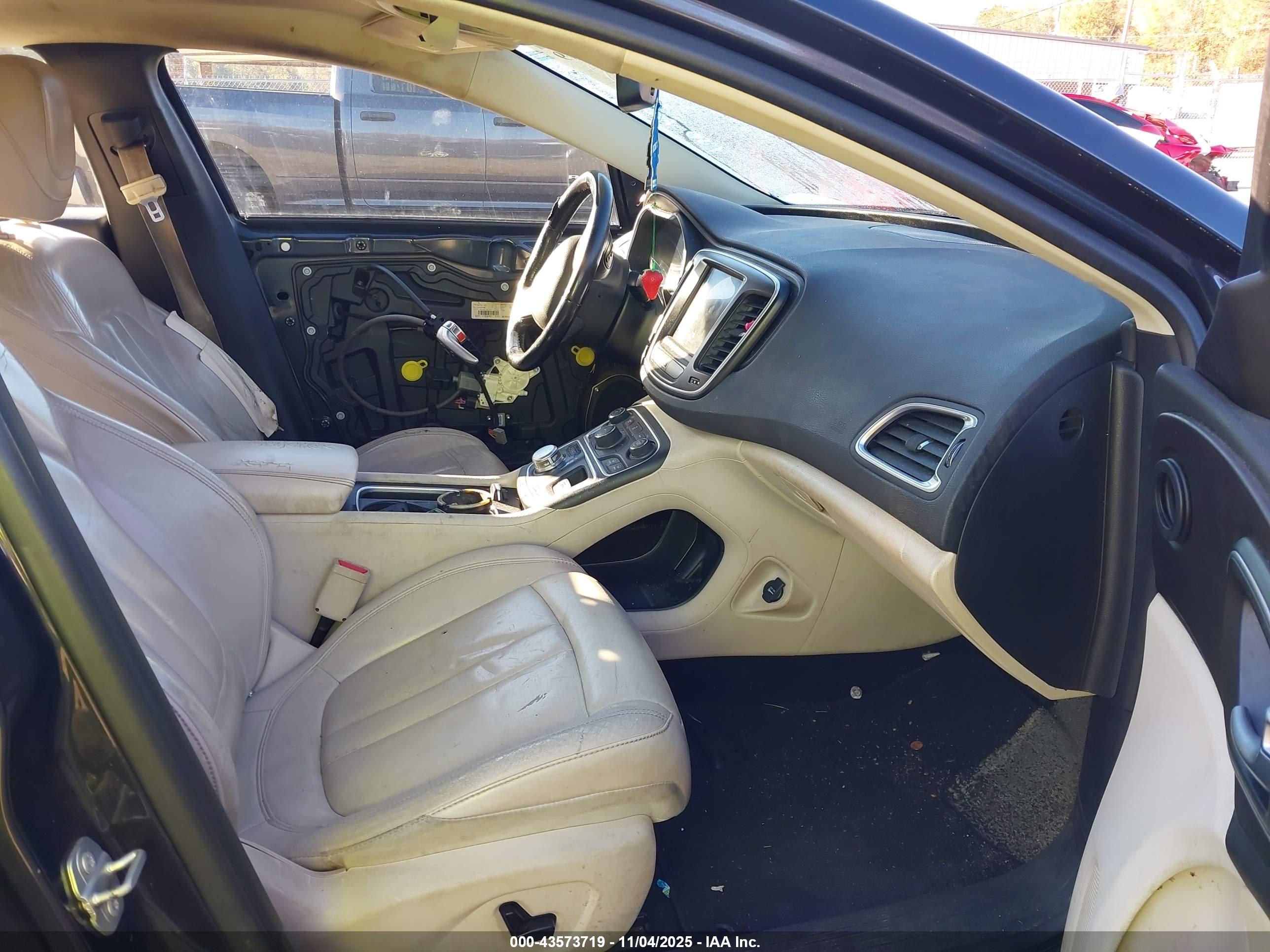 CHRYSLER 200 image 5