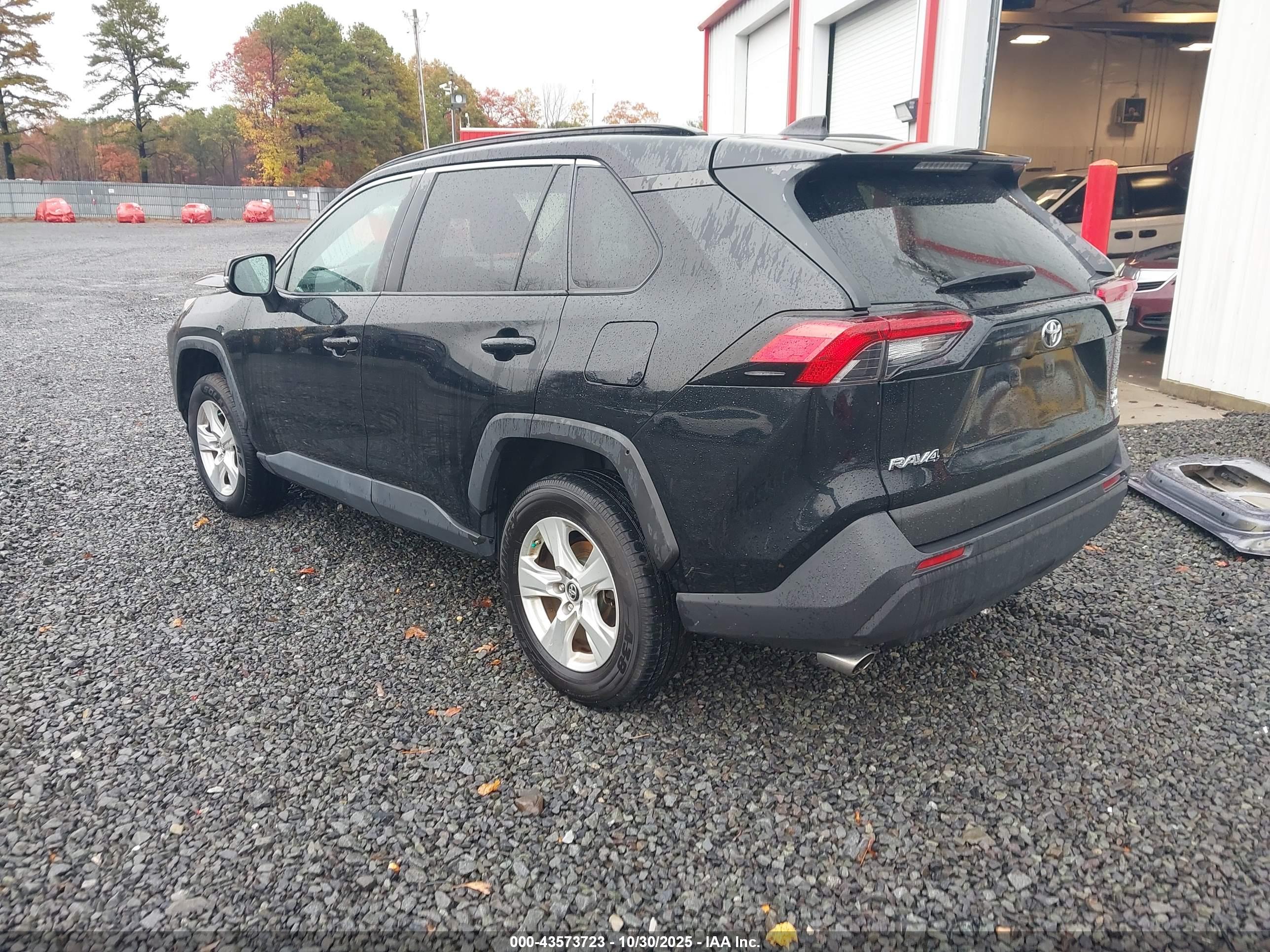TOYOTA RAV4 image 3