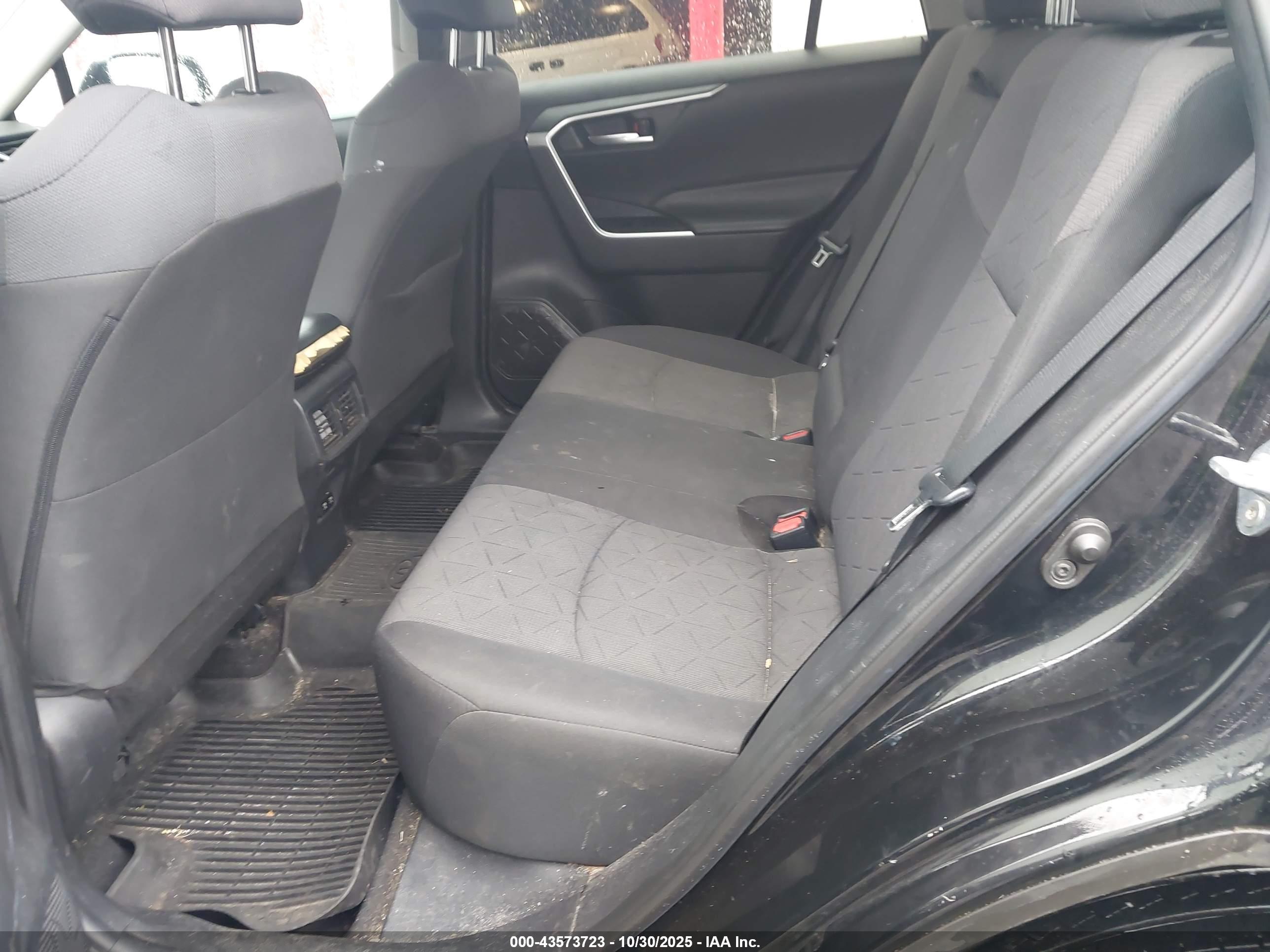 TOYOTA RAV4 image 8