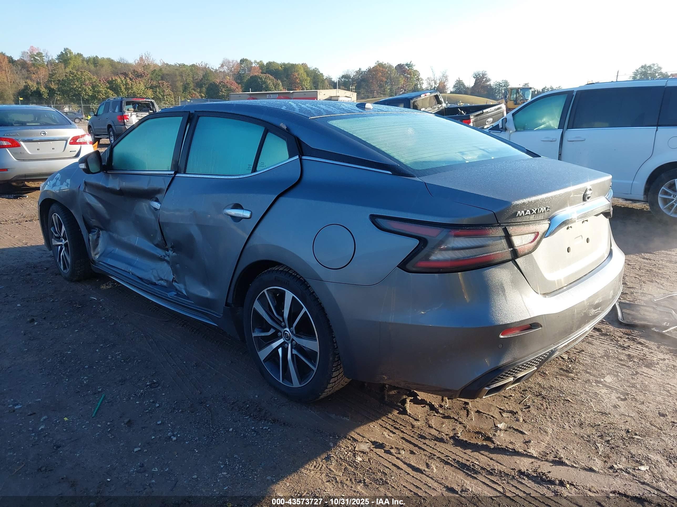 NISSAN MAXIMA image 3