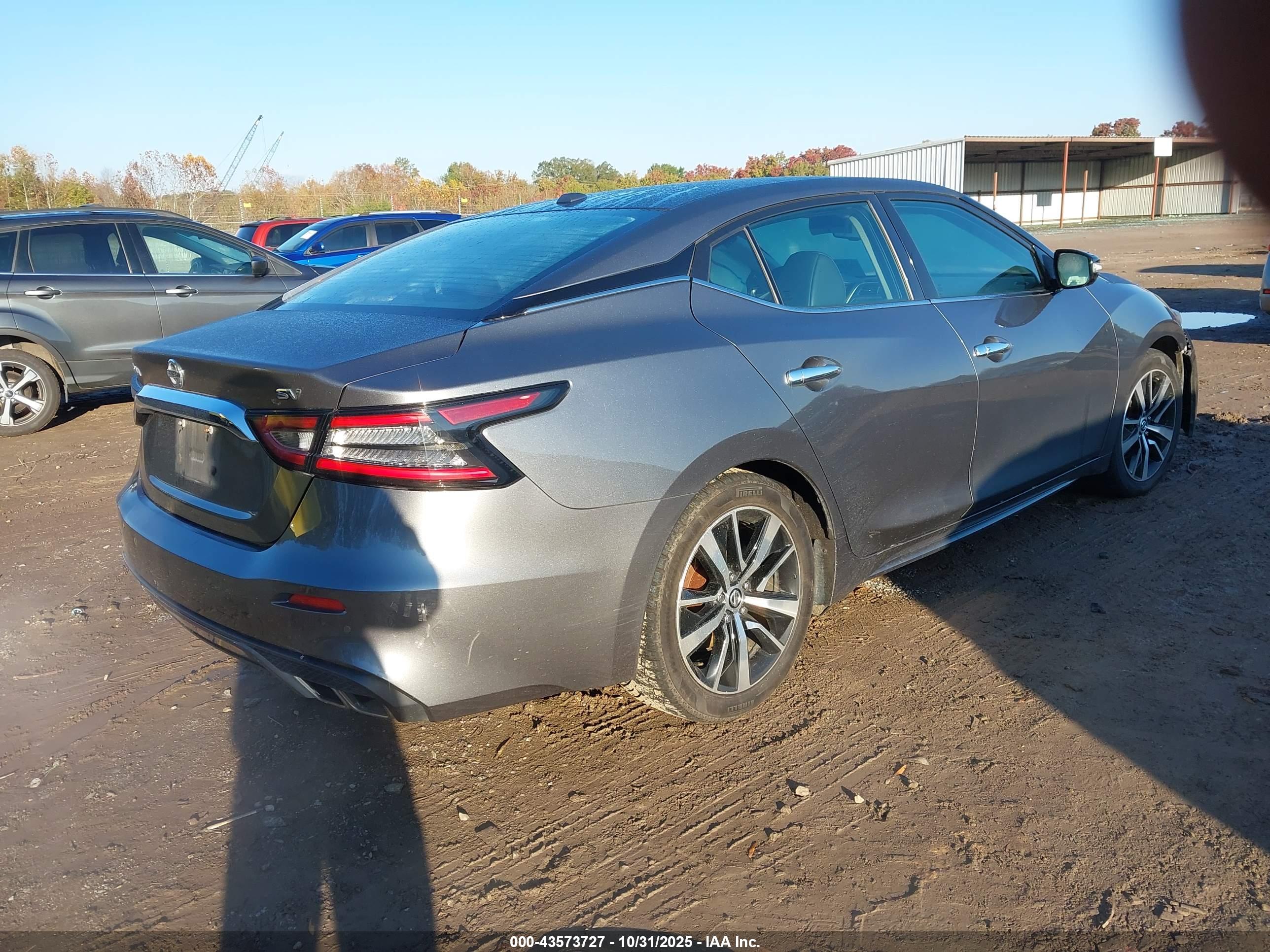 NISSAN MAXIMA image 4