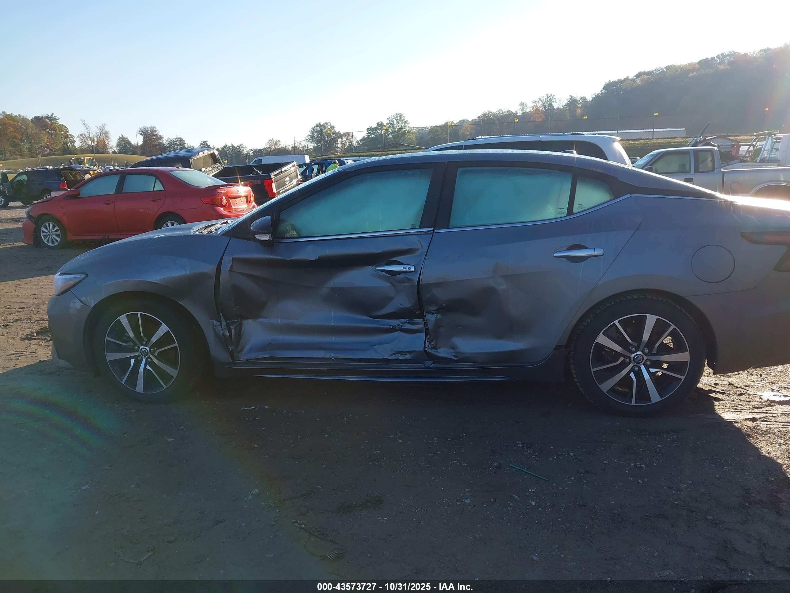 NISSAN MAXIMA image 6