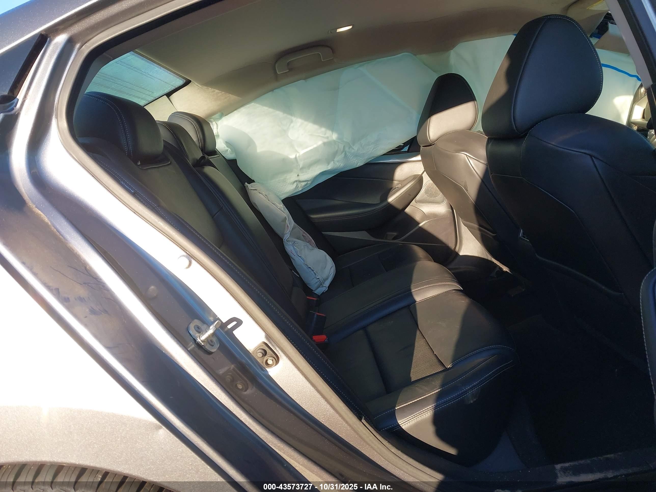 NISSAN MAXIMA image 8