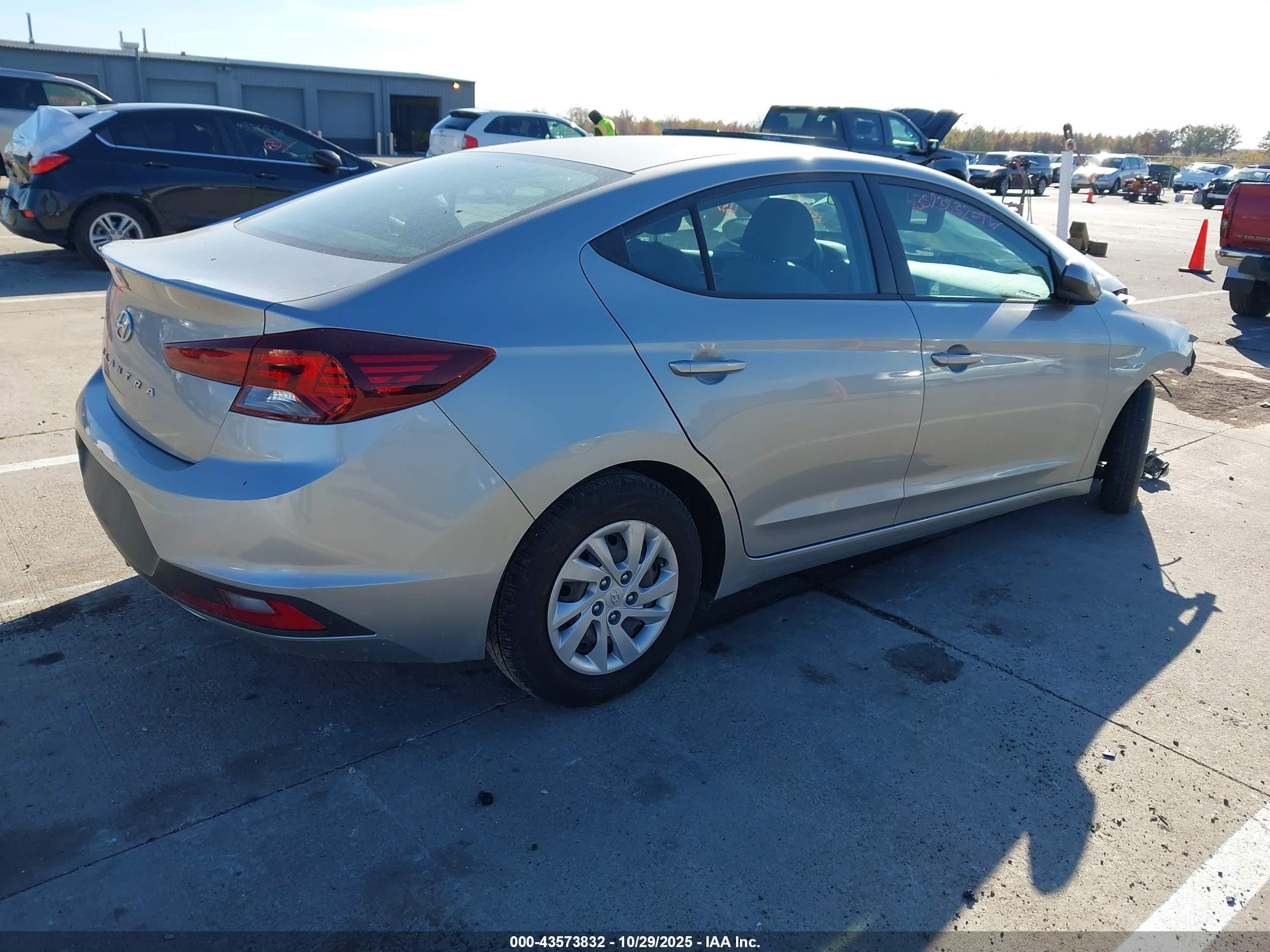 HYUNDAI ELANTRA image 4